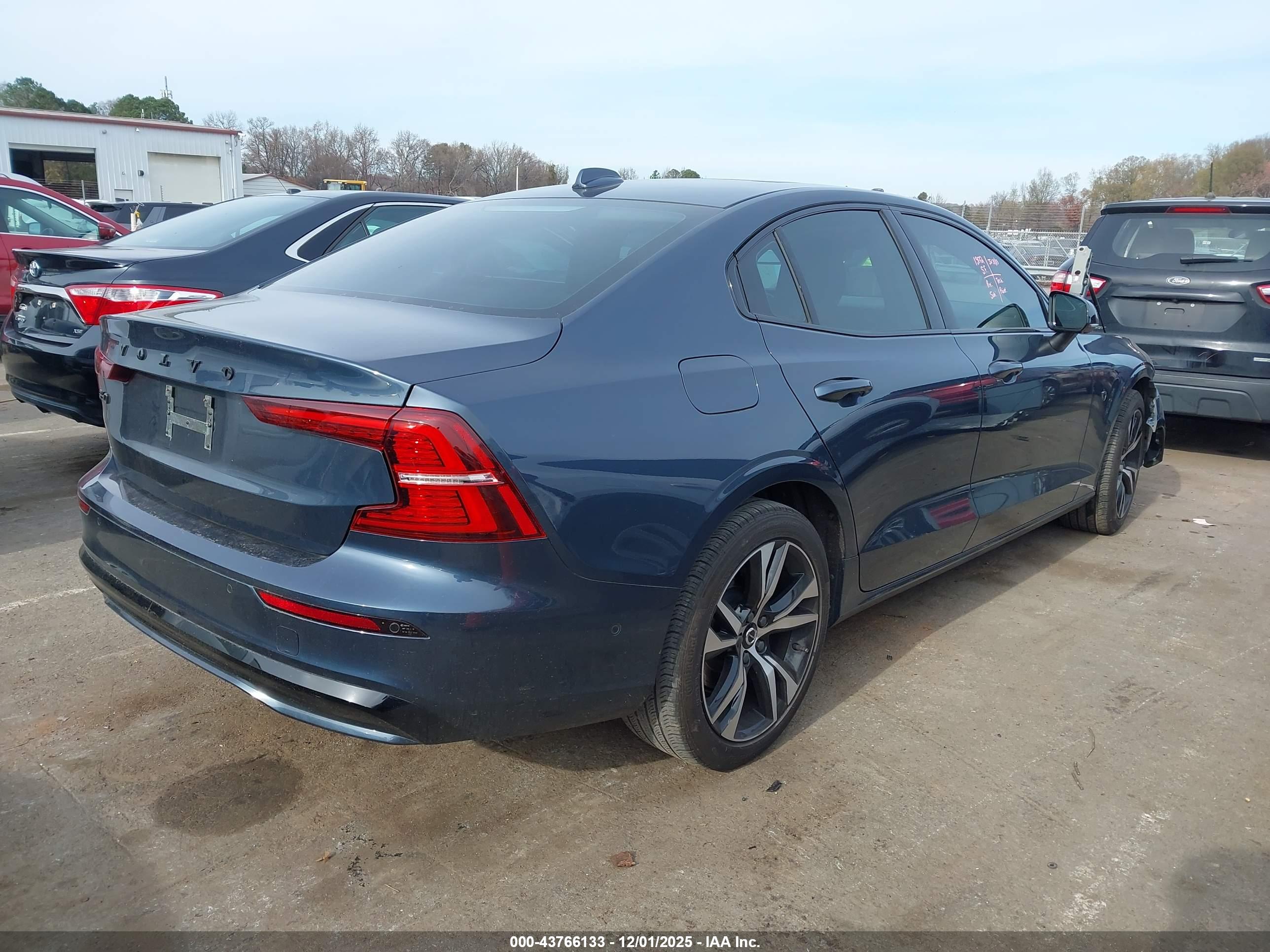 VOLVO S60 image 4