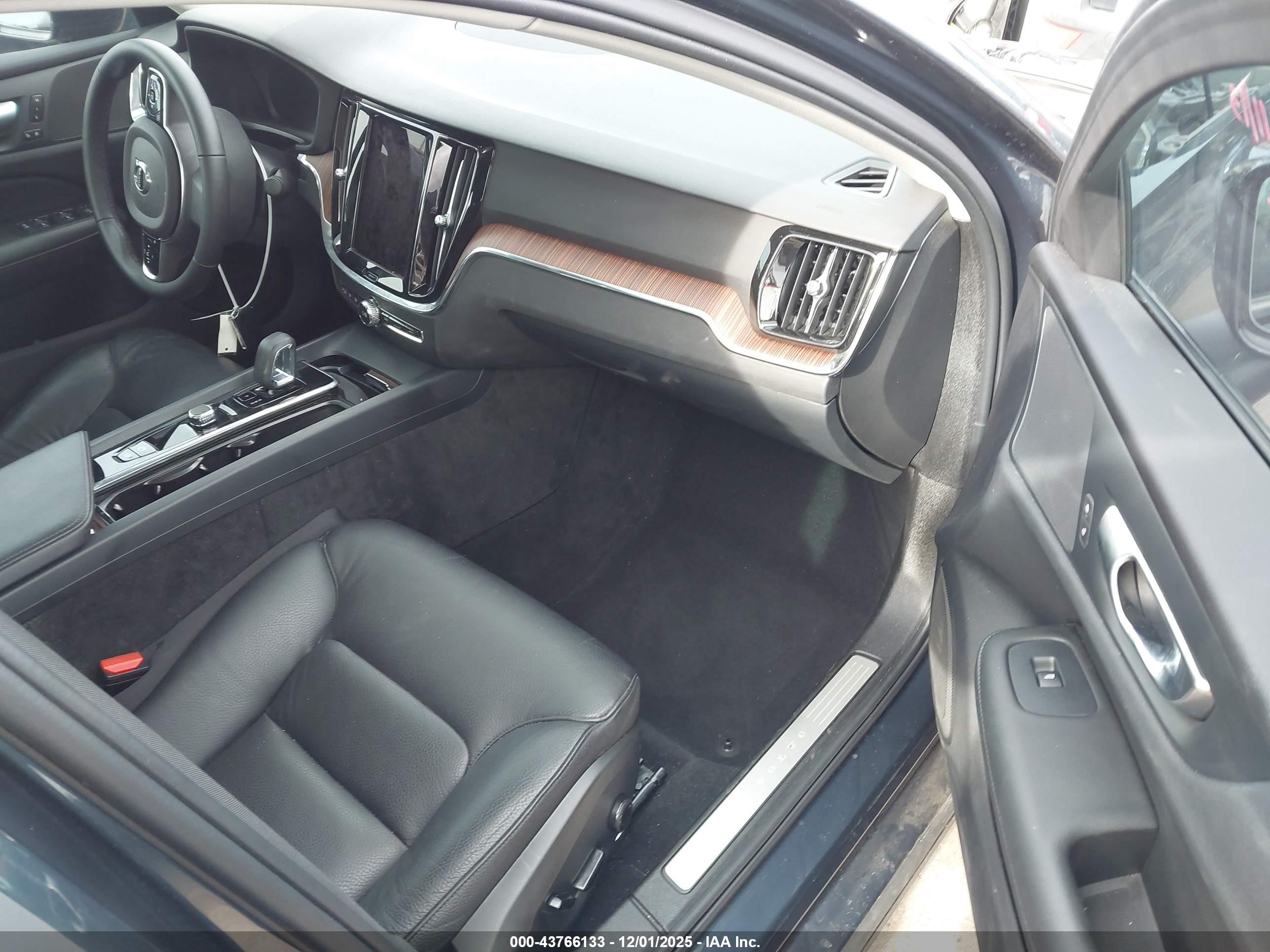 VOLVO S60 image 5