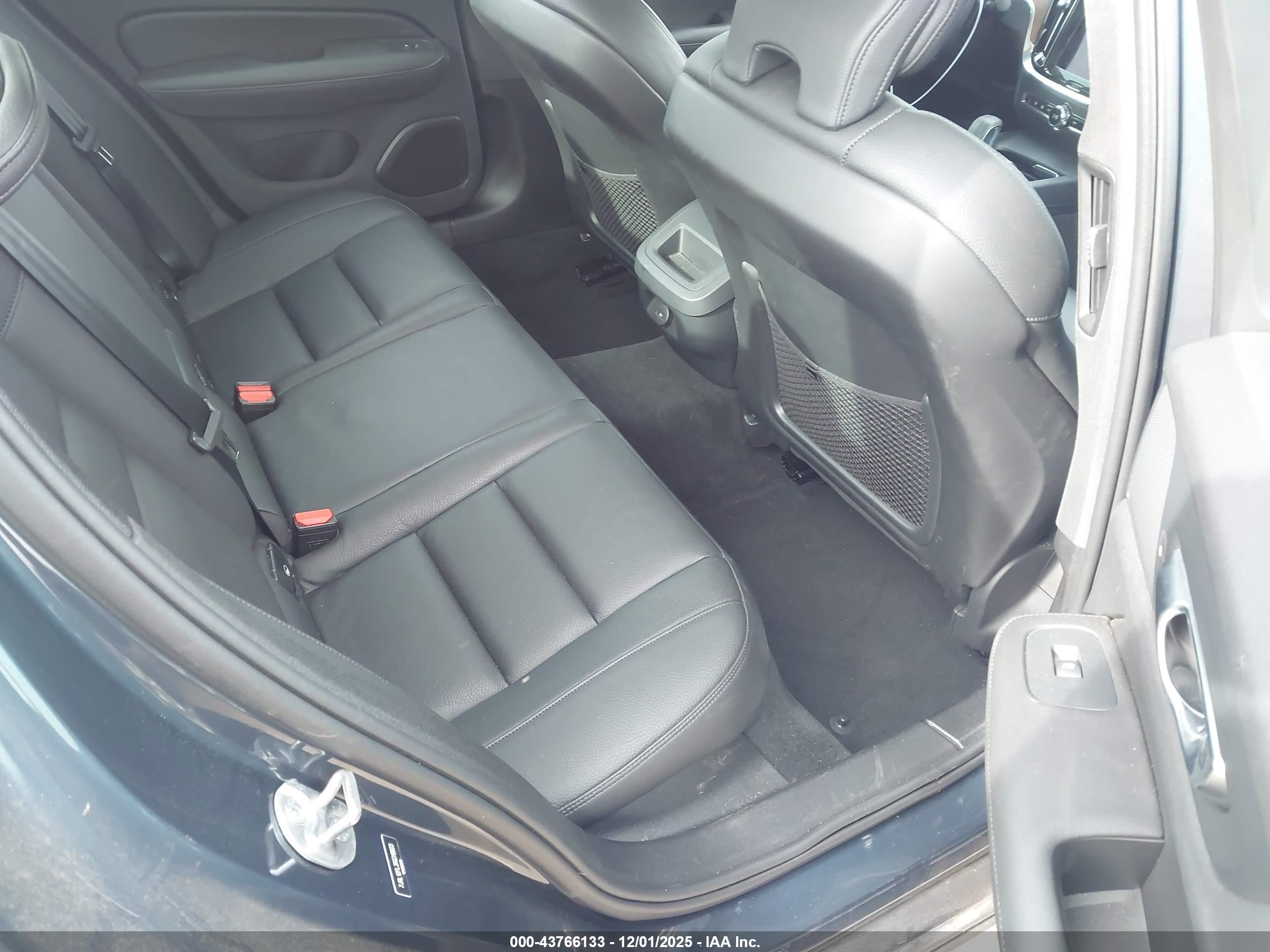 VOLVO S60 image 8