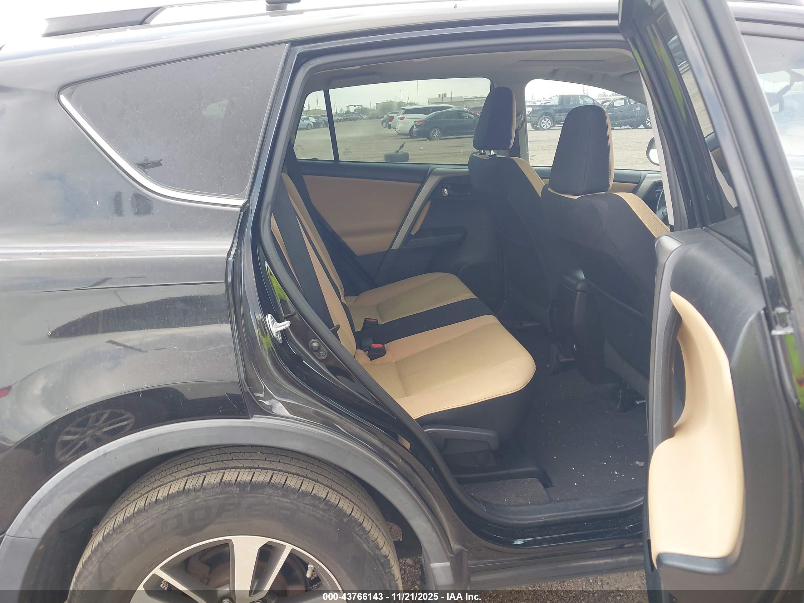 TOYOTA RAV4 image 8