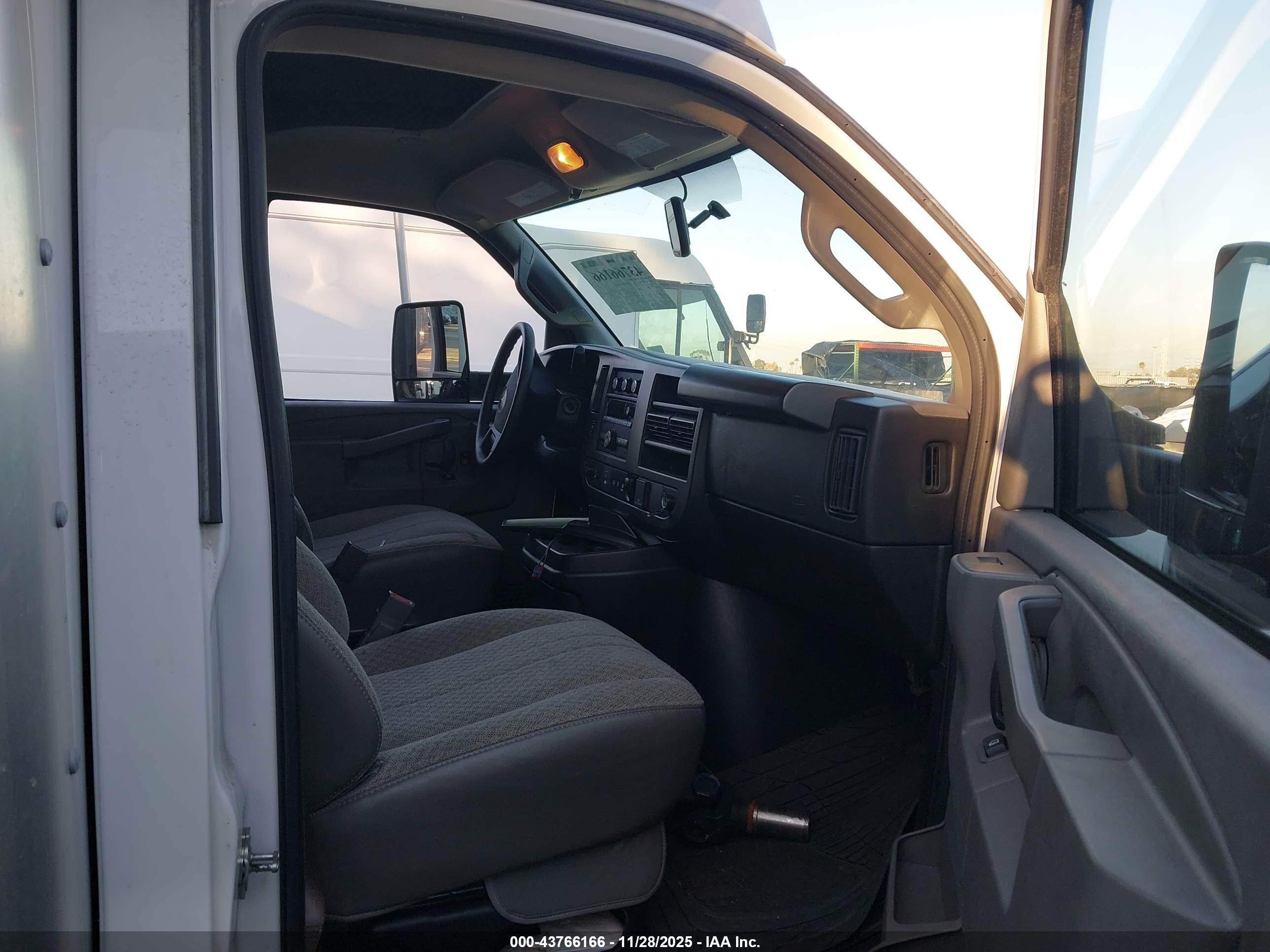 CHEVROLET EXPRESS image 5