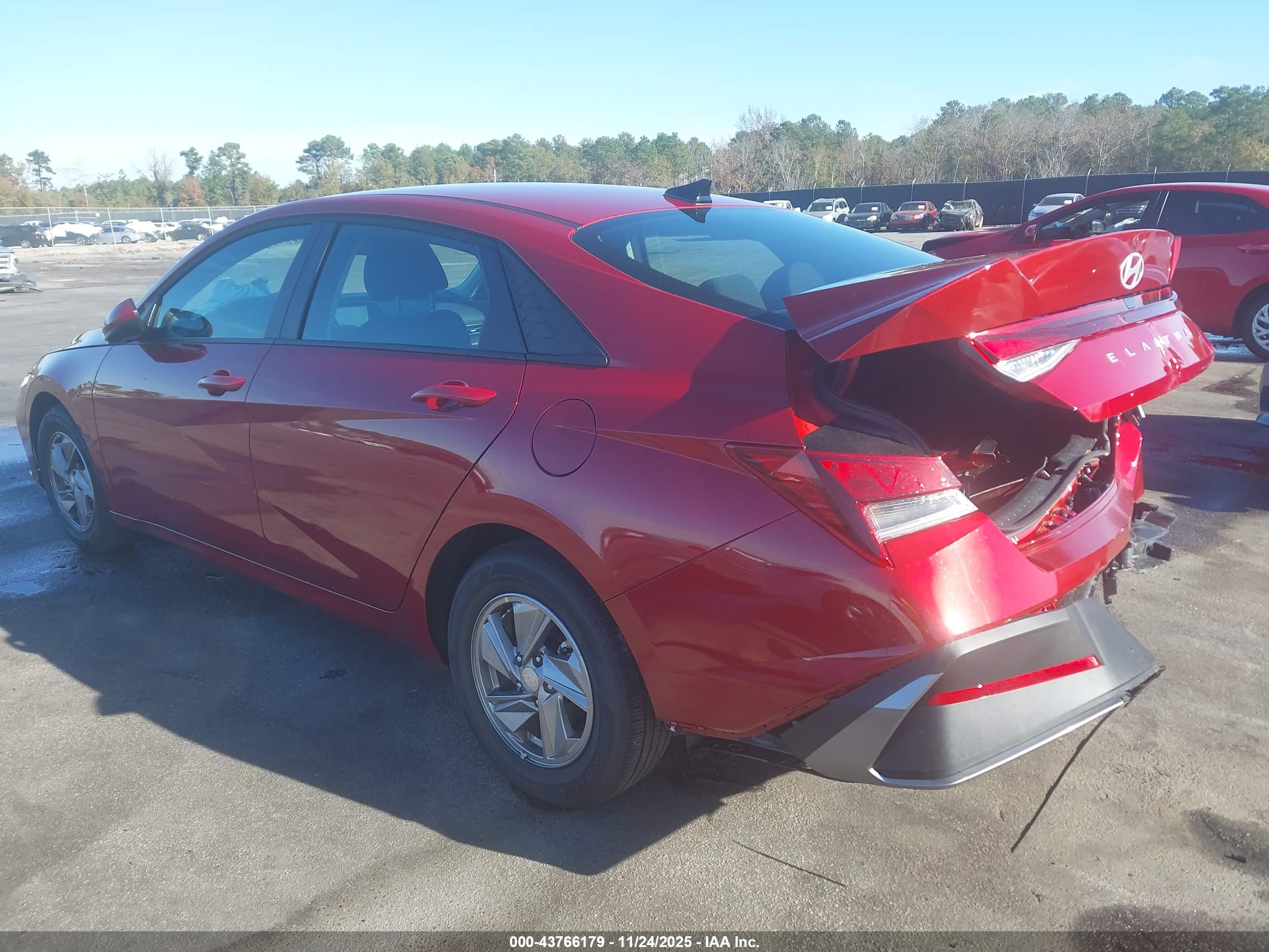 HYUNDAI ELANTRA image 3