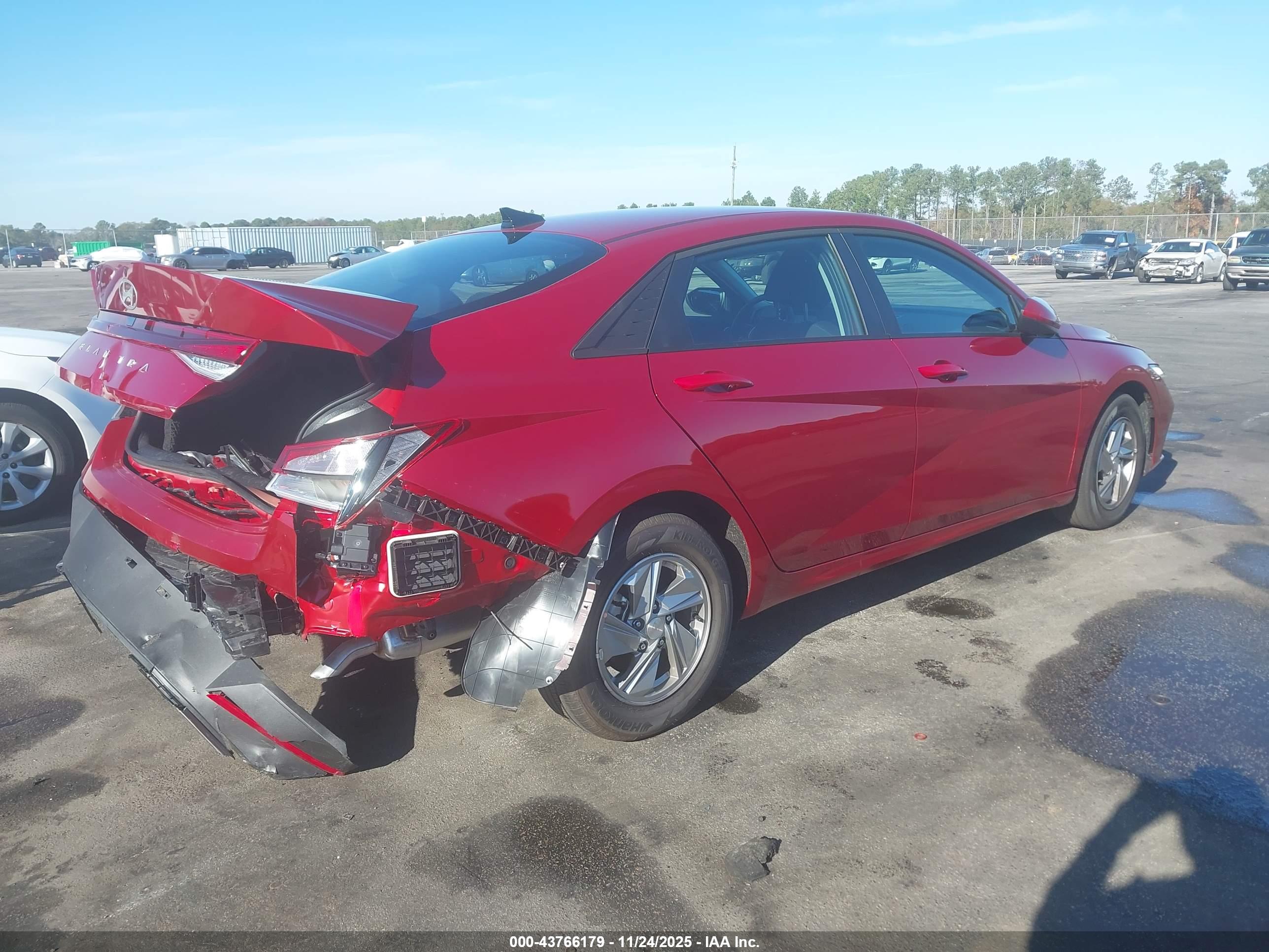 HYUNDAI ELANTRA image 4