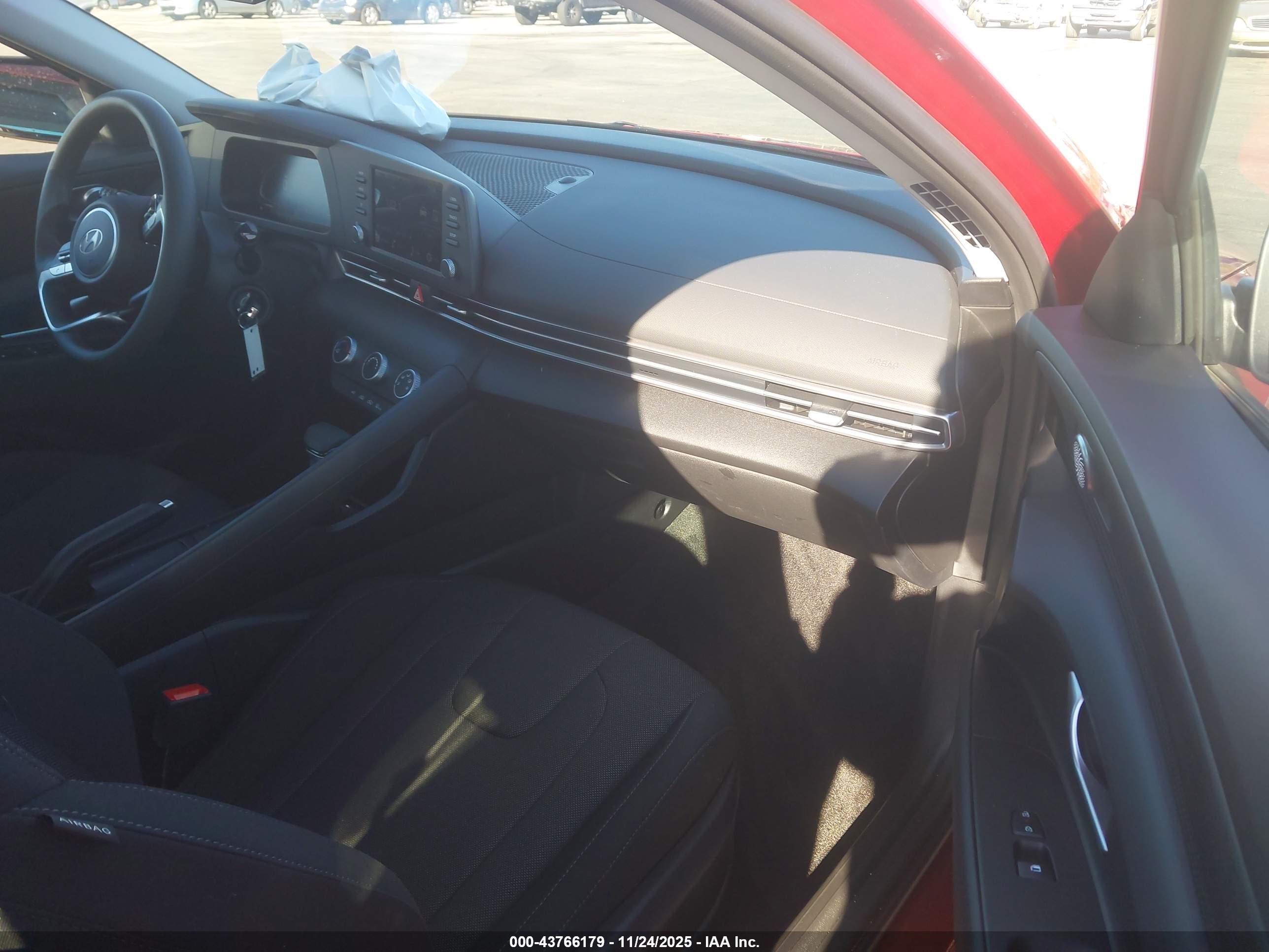 HYUNDAI ELANTRA image 5