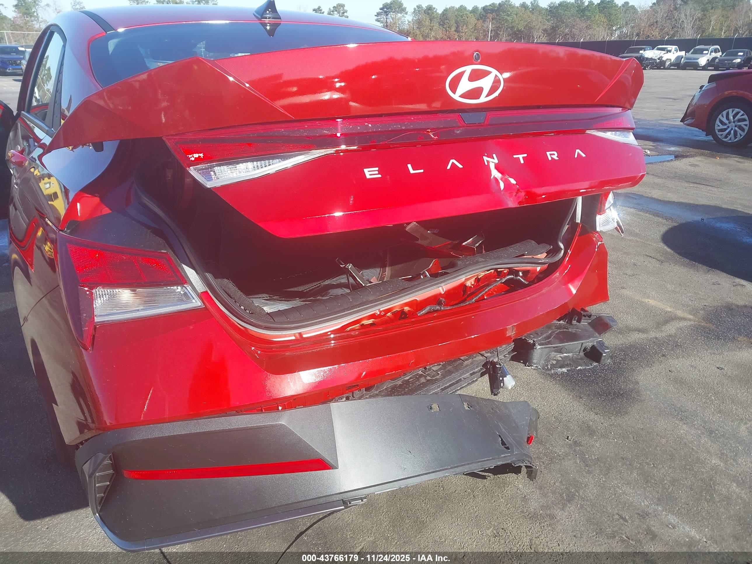 HYUNDAI ELANTRA image 6