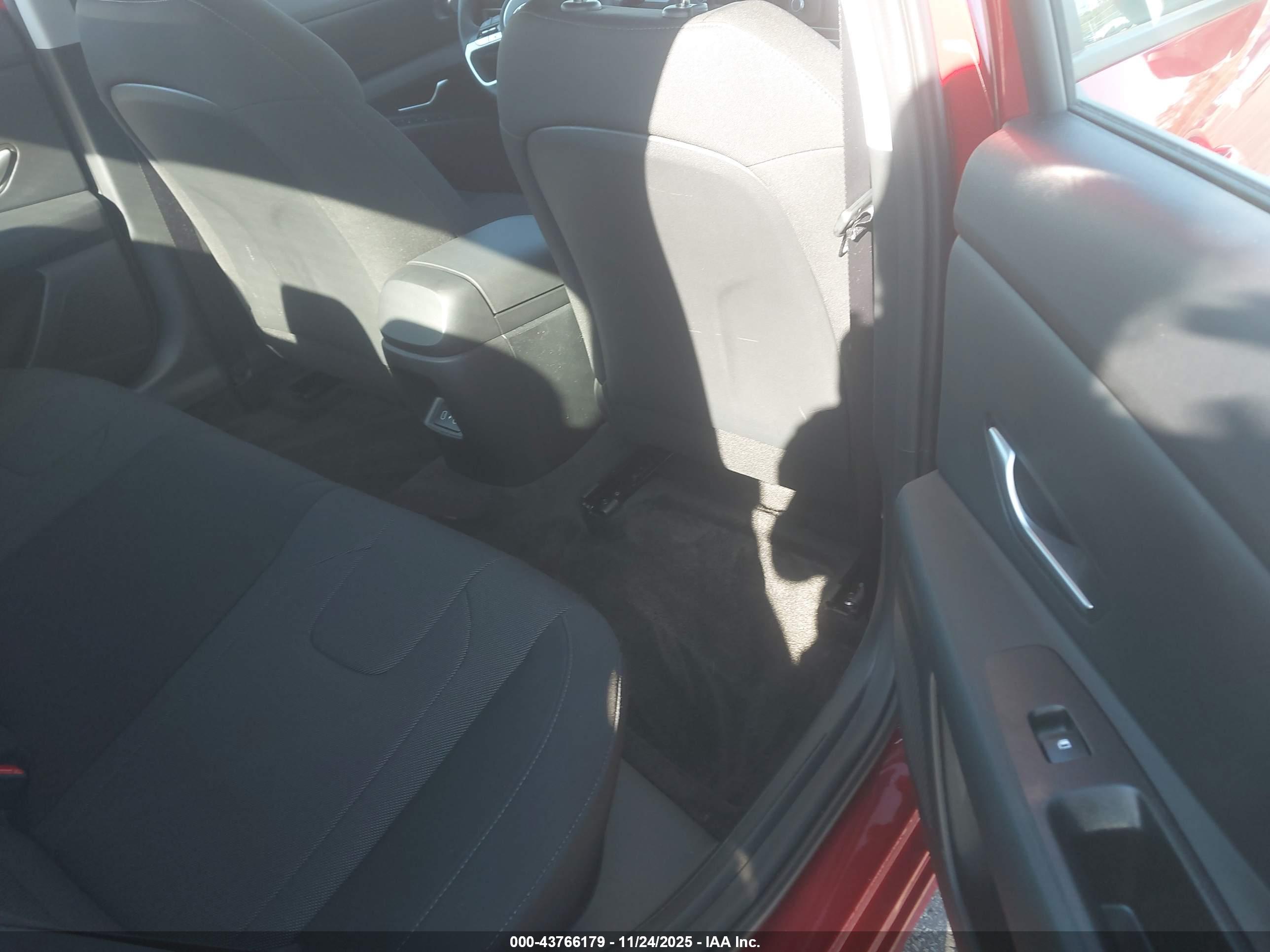 HYUNDAI ELANTRA image 8
