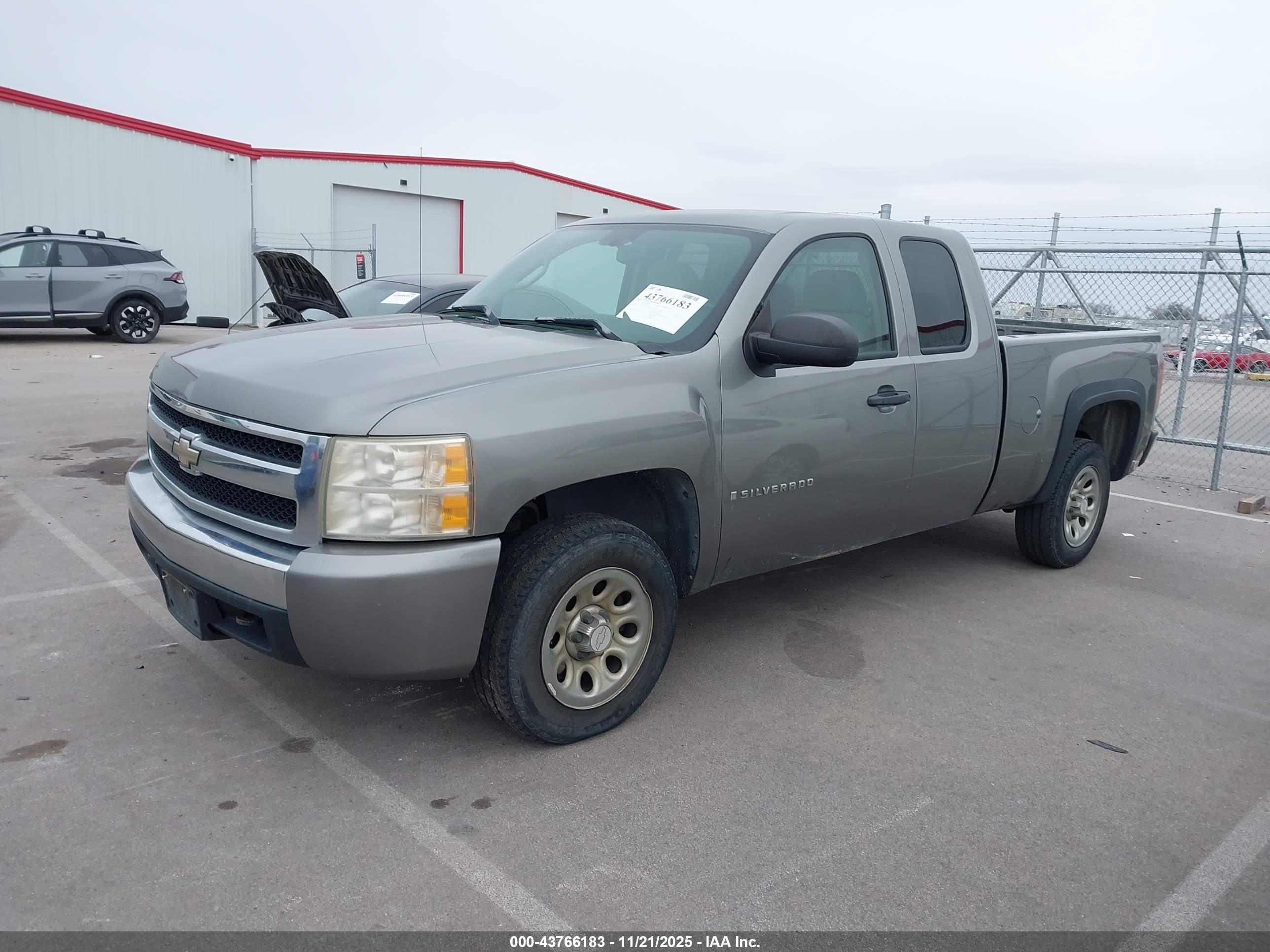 CHEVROLET SILVERADO image 2