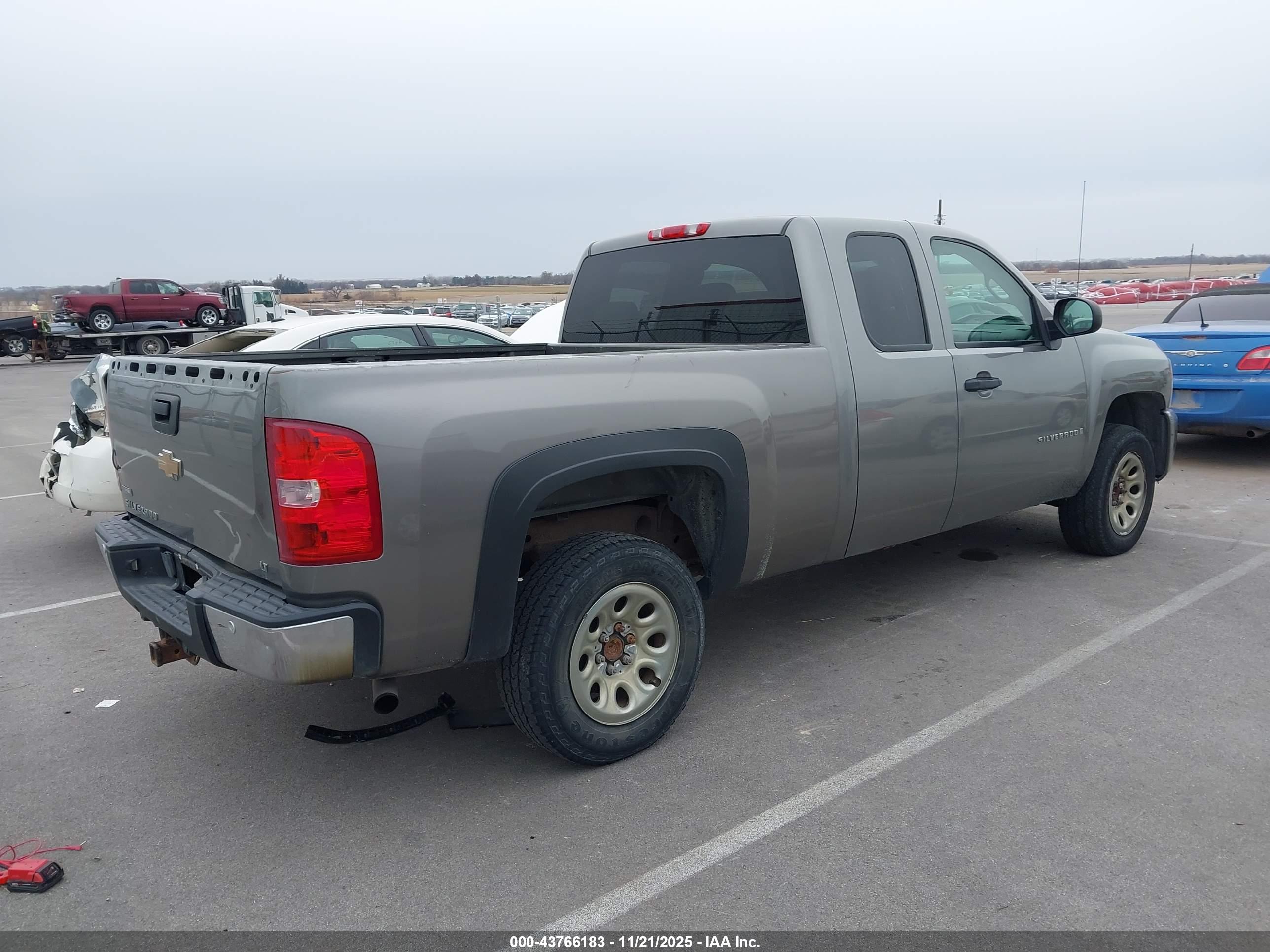 CHEVROLET SILVERADO image 4