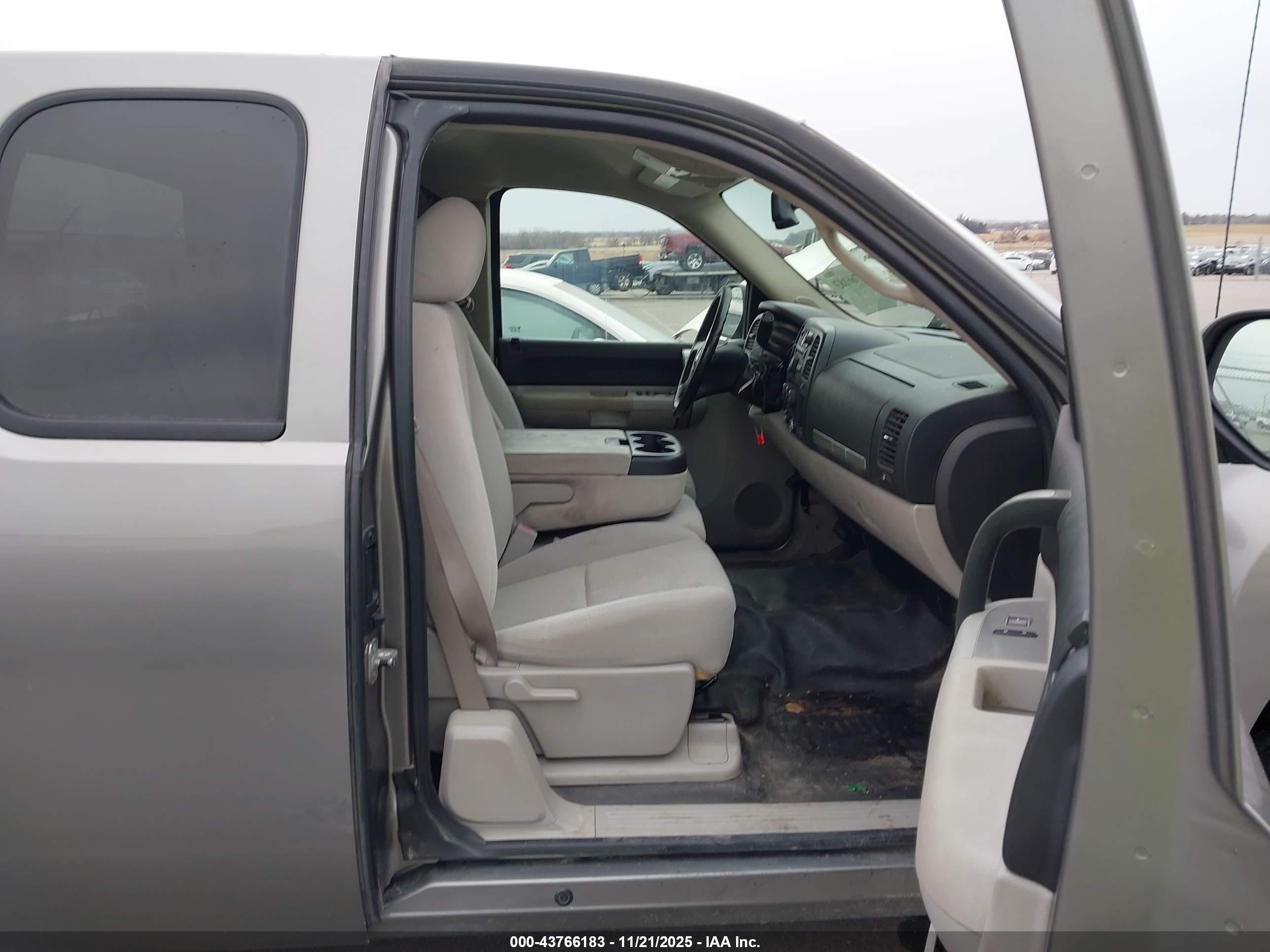 CHEVROLET SILVERADO image 5