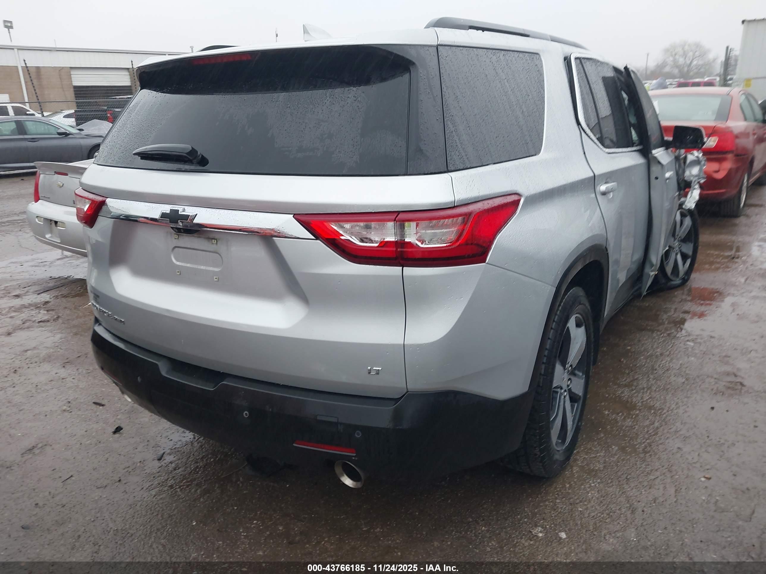 CHEVROLET TRAVERSE image 4
