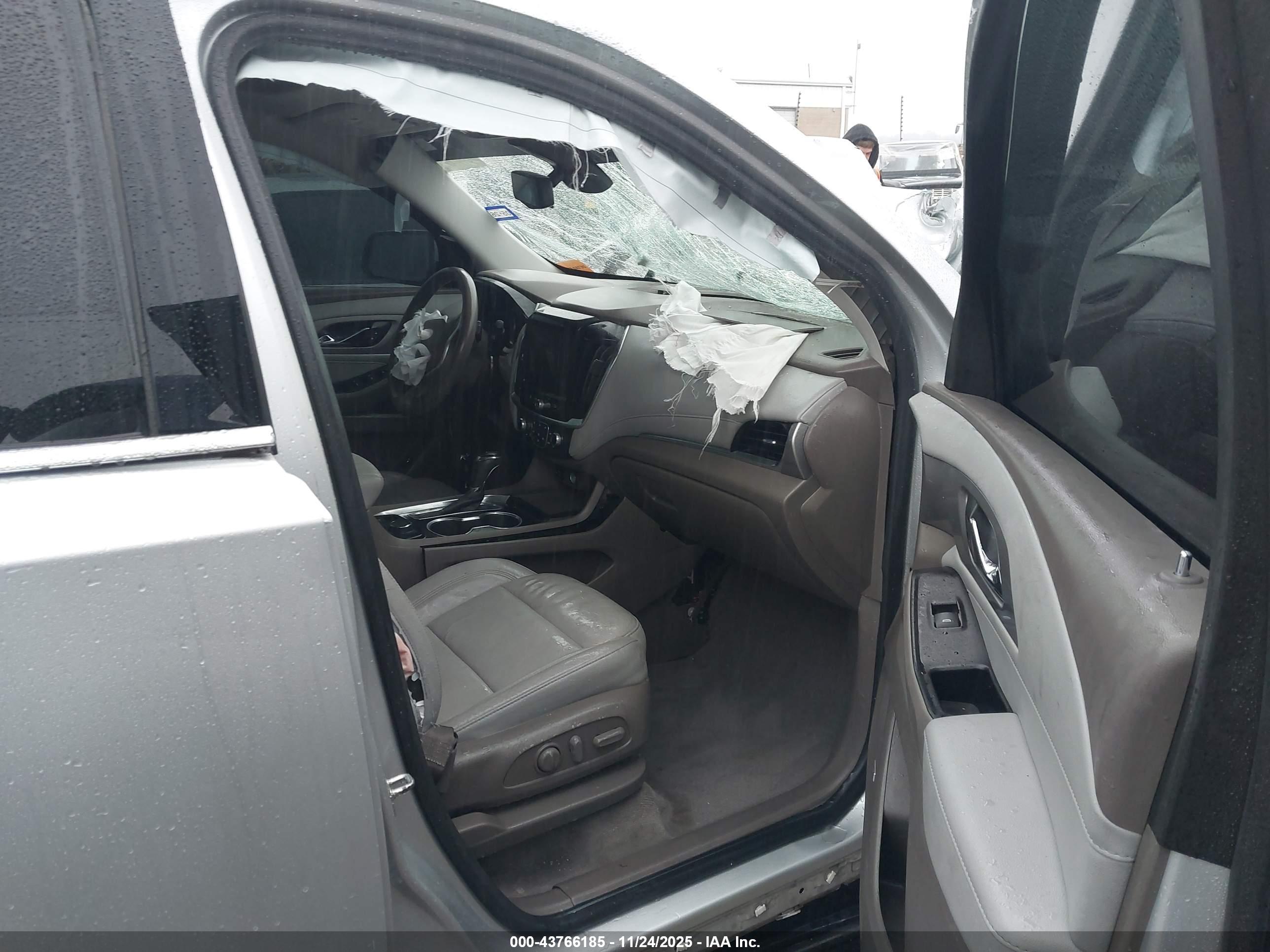 CHEVROLET TRAVERSE image 5