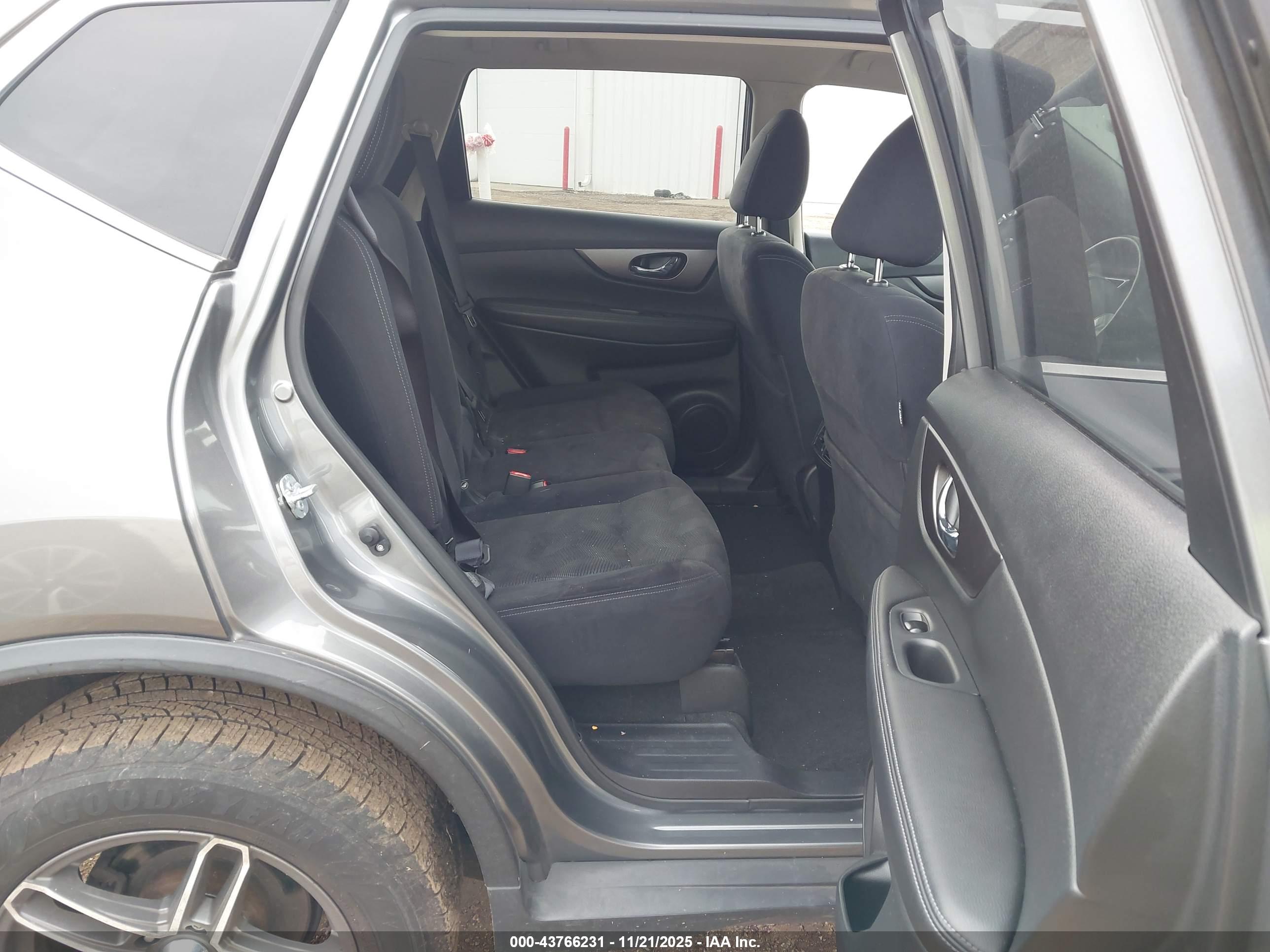 NISSAN ROGUE image 8