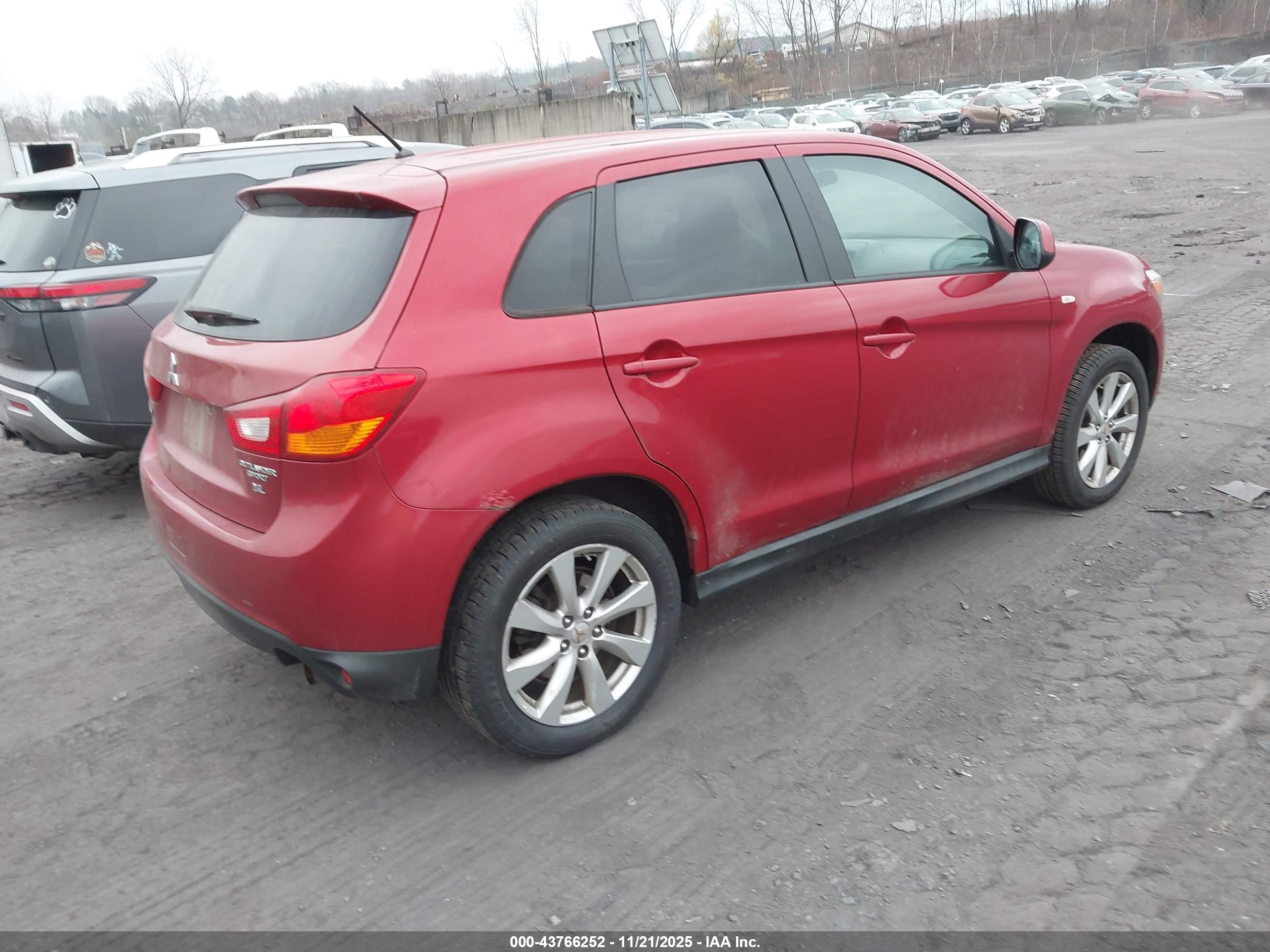 MITSUBISHI OUTLANDER image 4