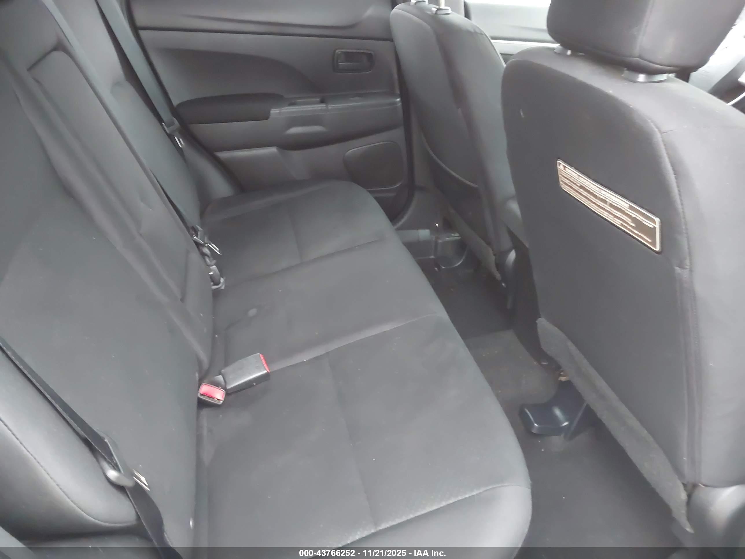 MITSUBISHI OUTLANDER image 8