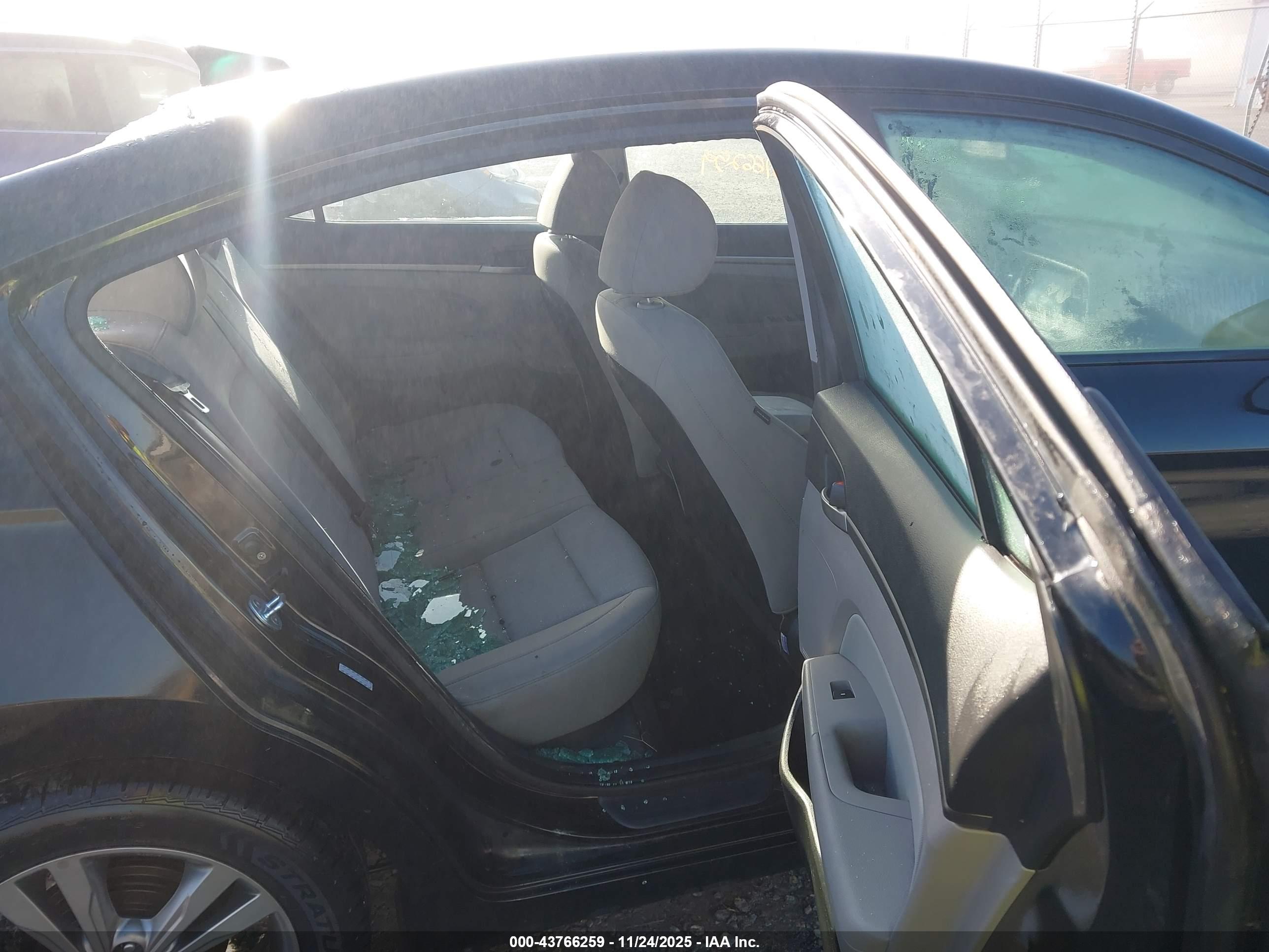 HYUNDAI ELANTRA image 8