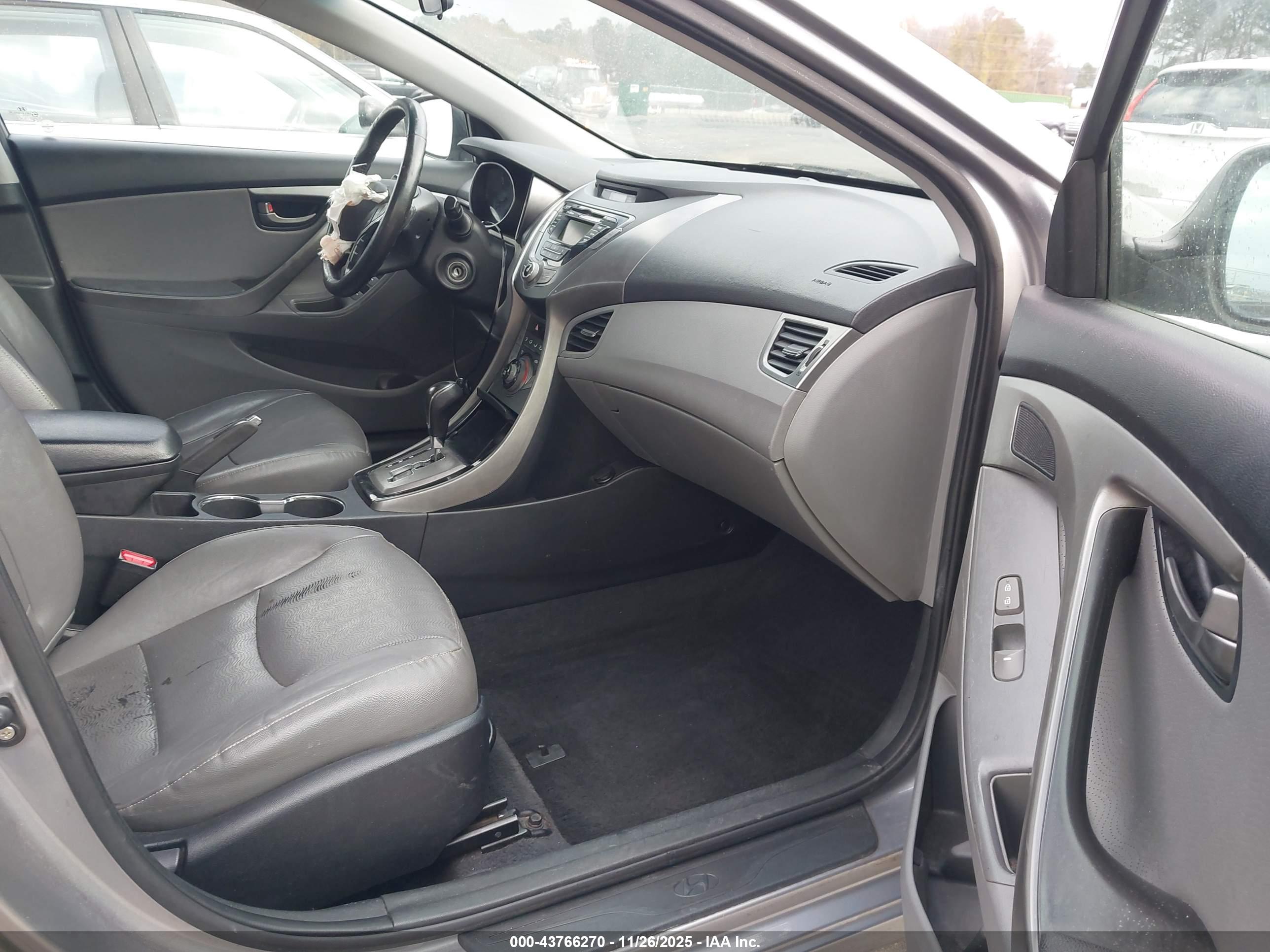HYUNDAI ELANTRA image 5