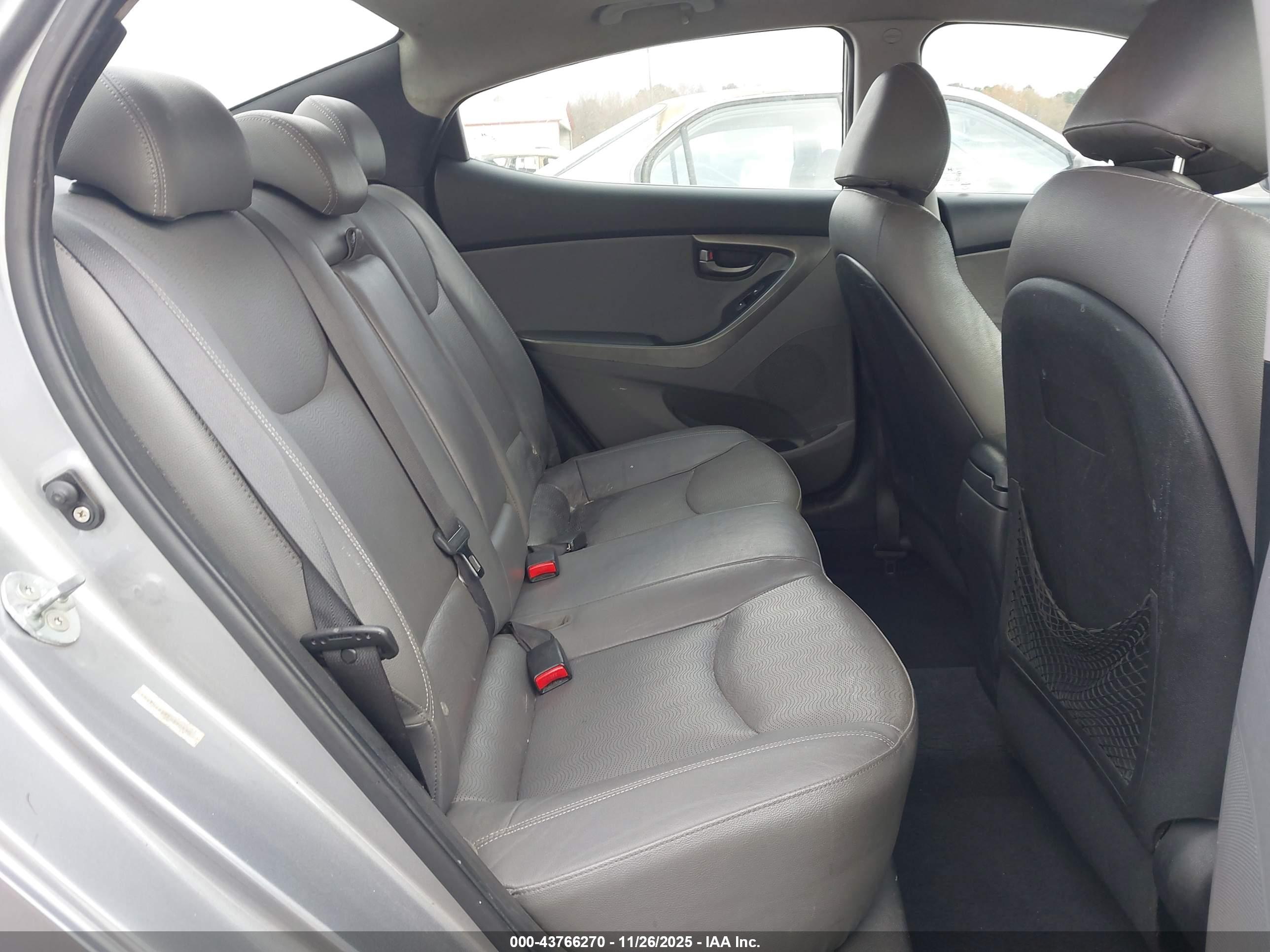 HYUNDAI ELANTRA image 8