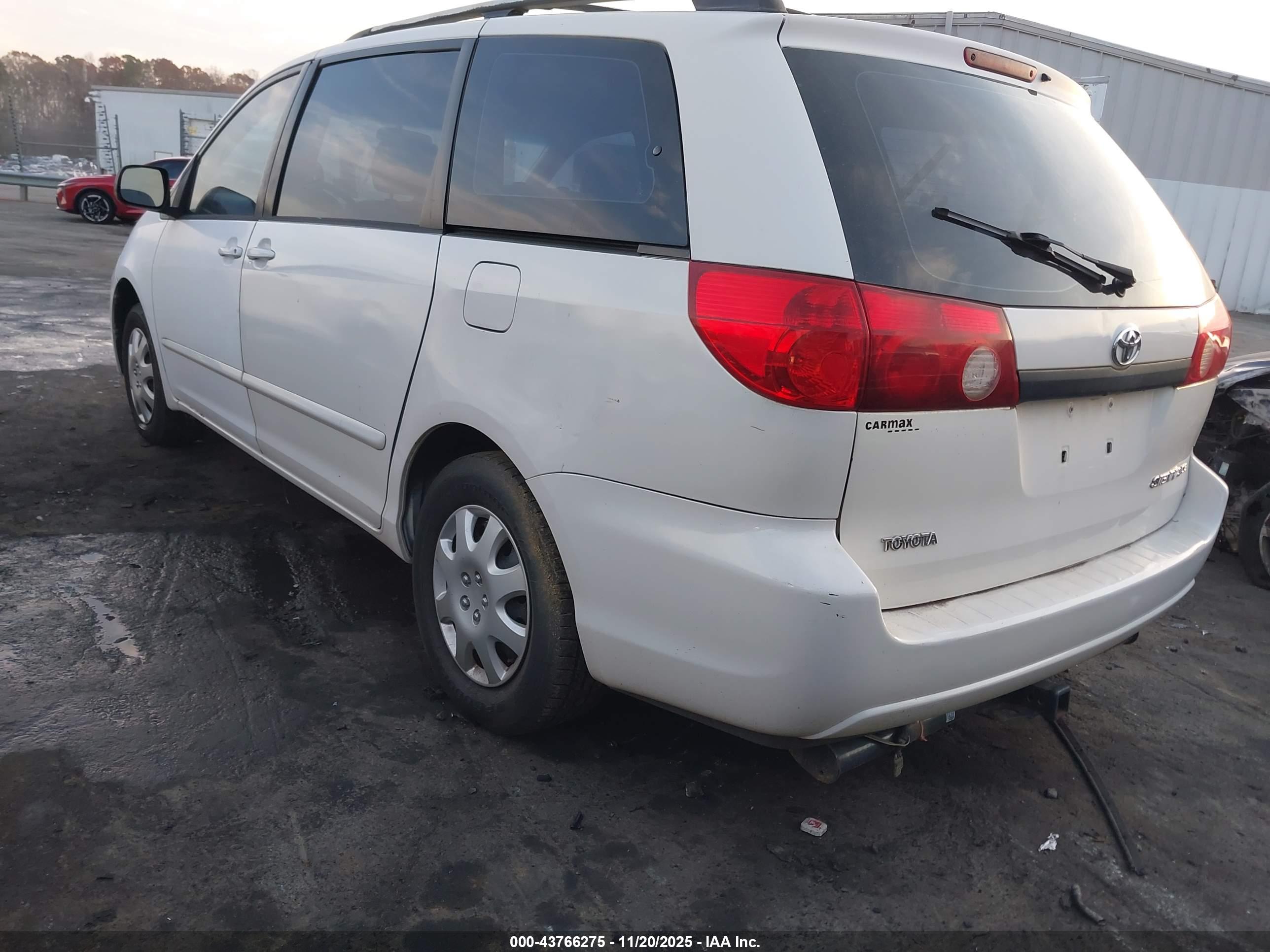 TOYOTA SIENNA image 3
