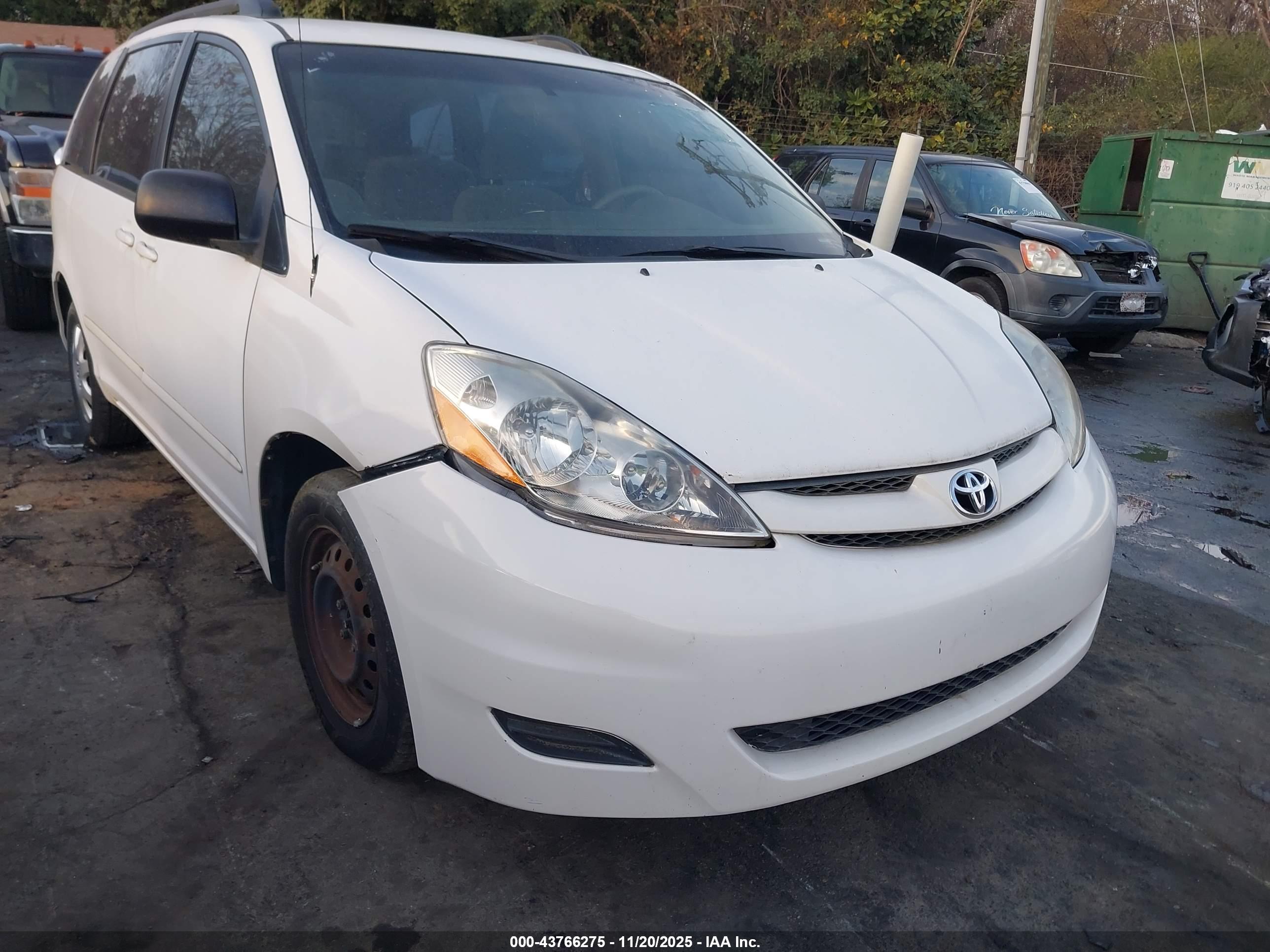 TOYOTA SIENNA image 6