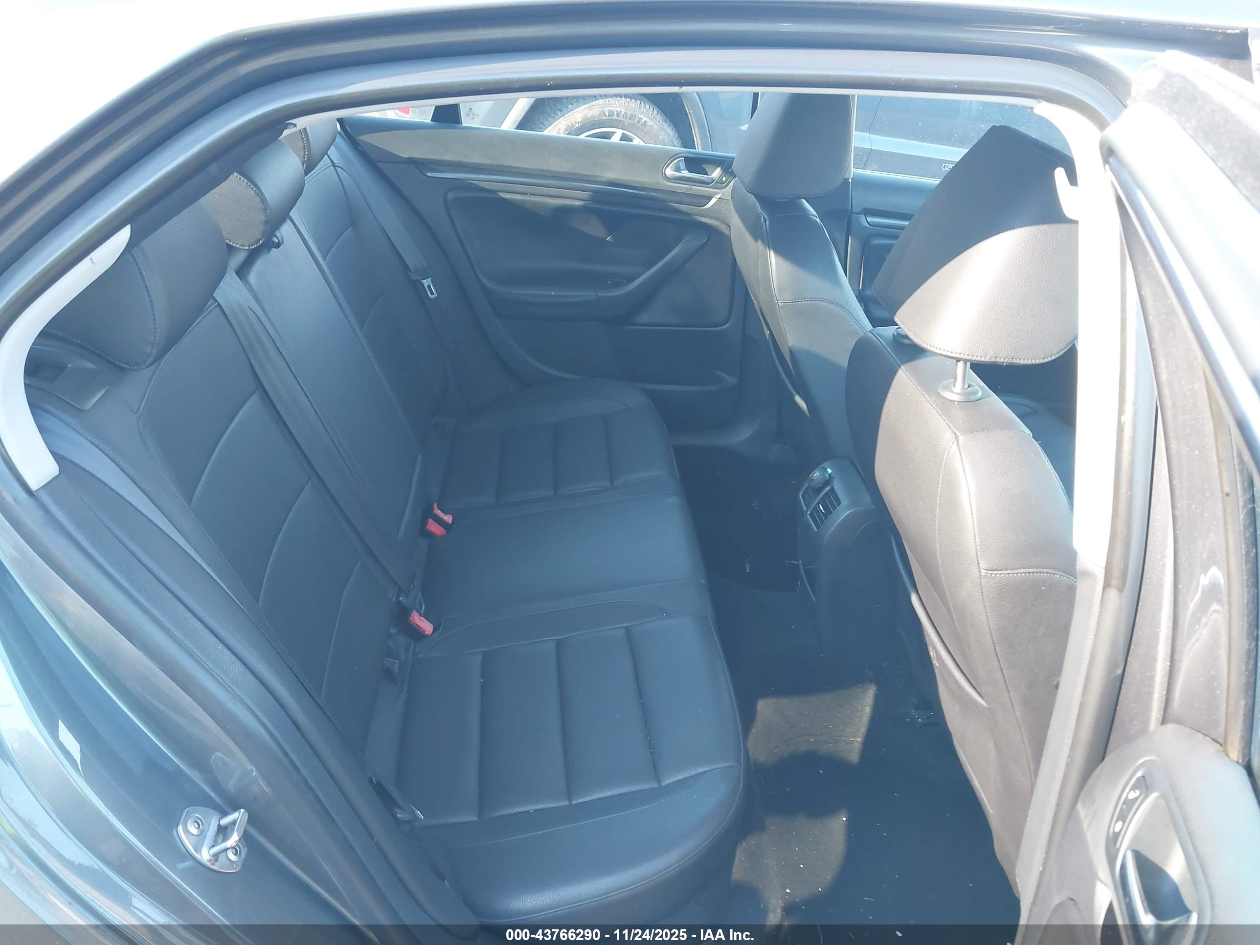 VOLKSWAGEN JETTA image 8