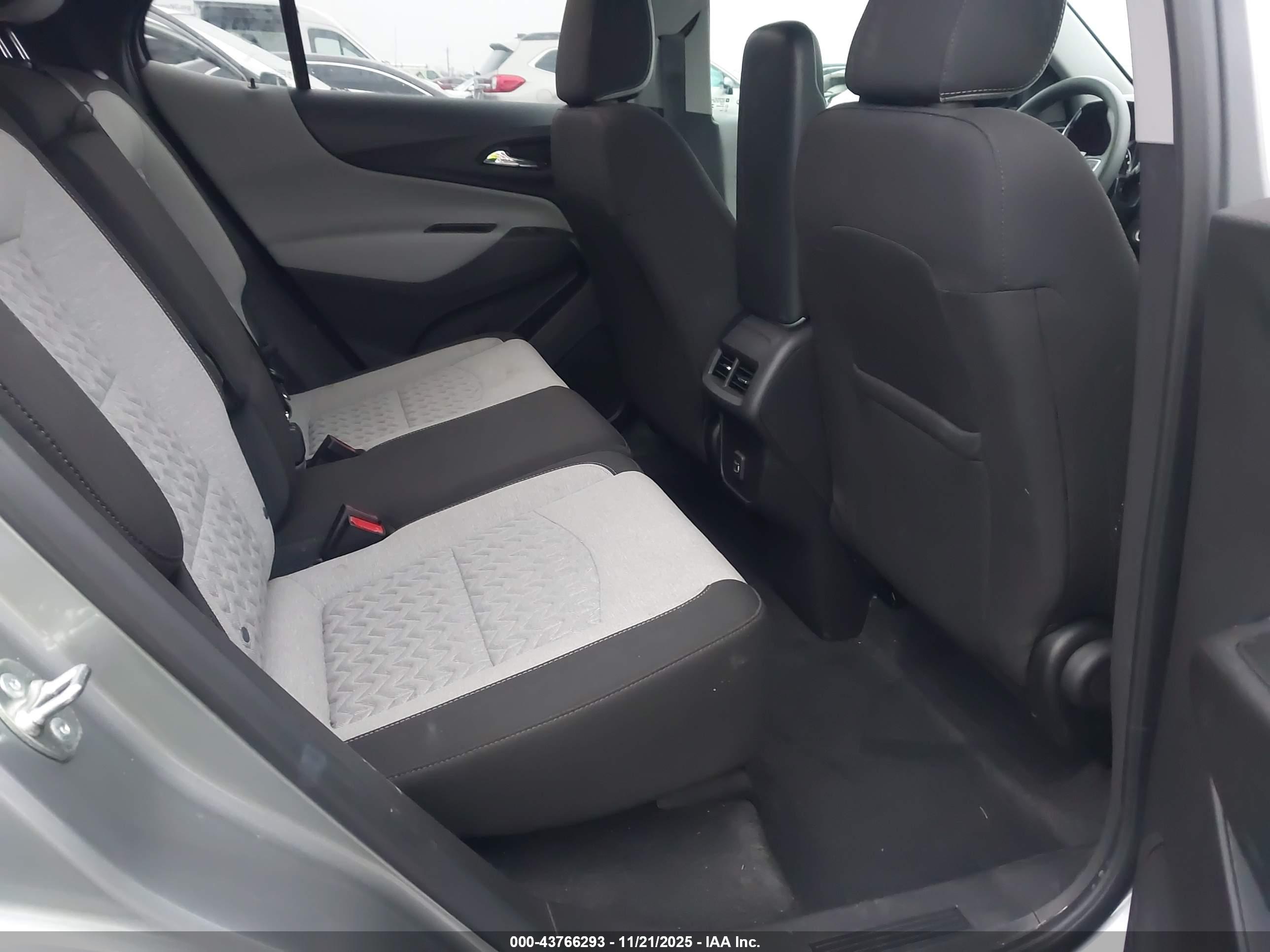 CHEVROLET EQUINOX image 8
