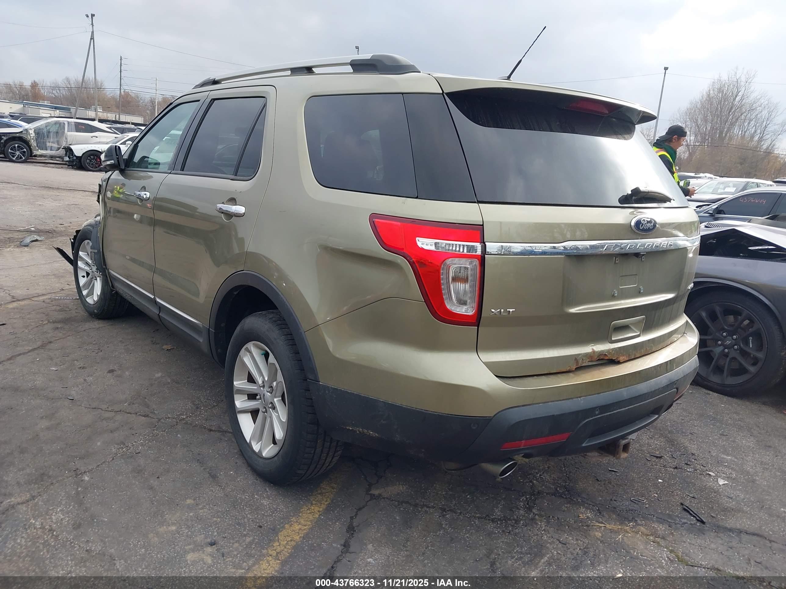FORD EXPLORER image 3