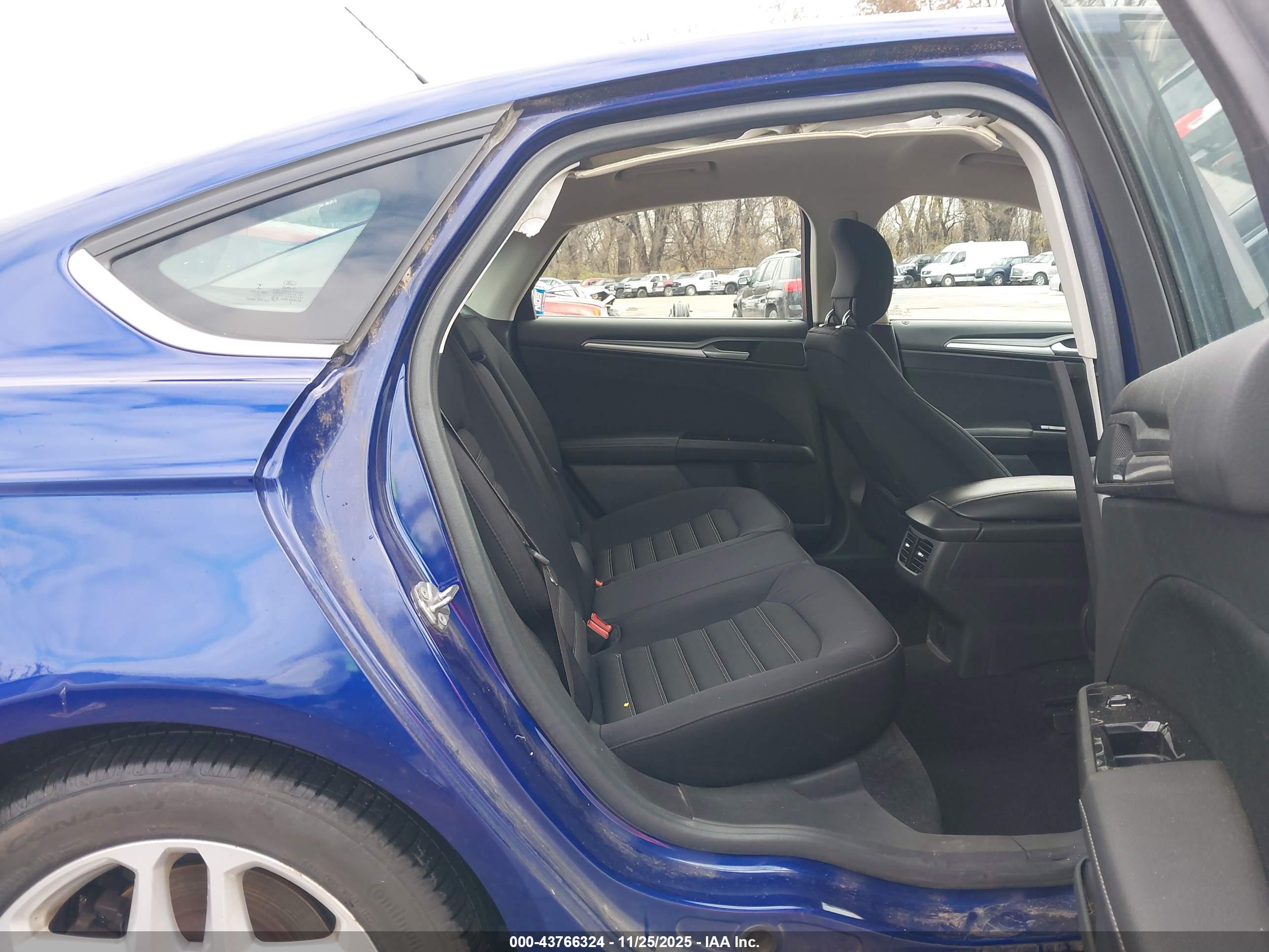 FORD FUSION image 8