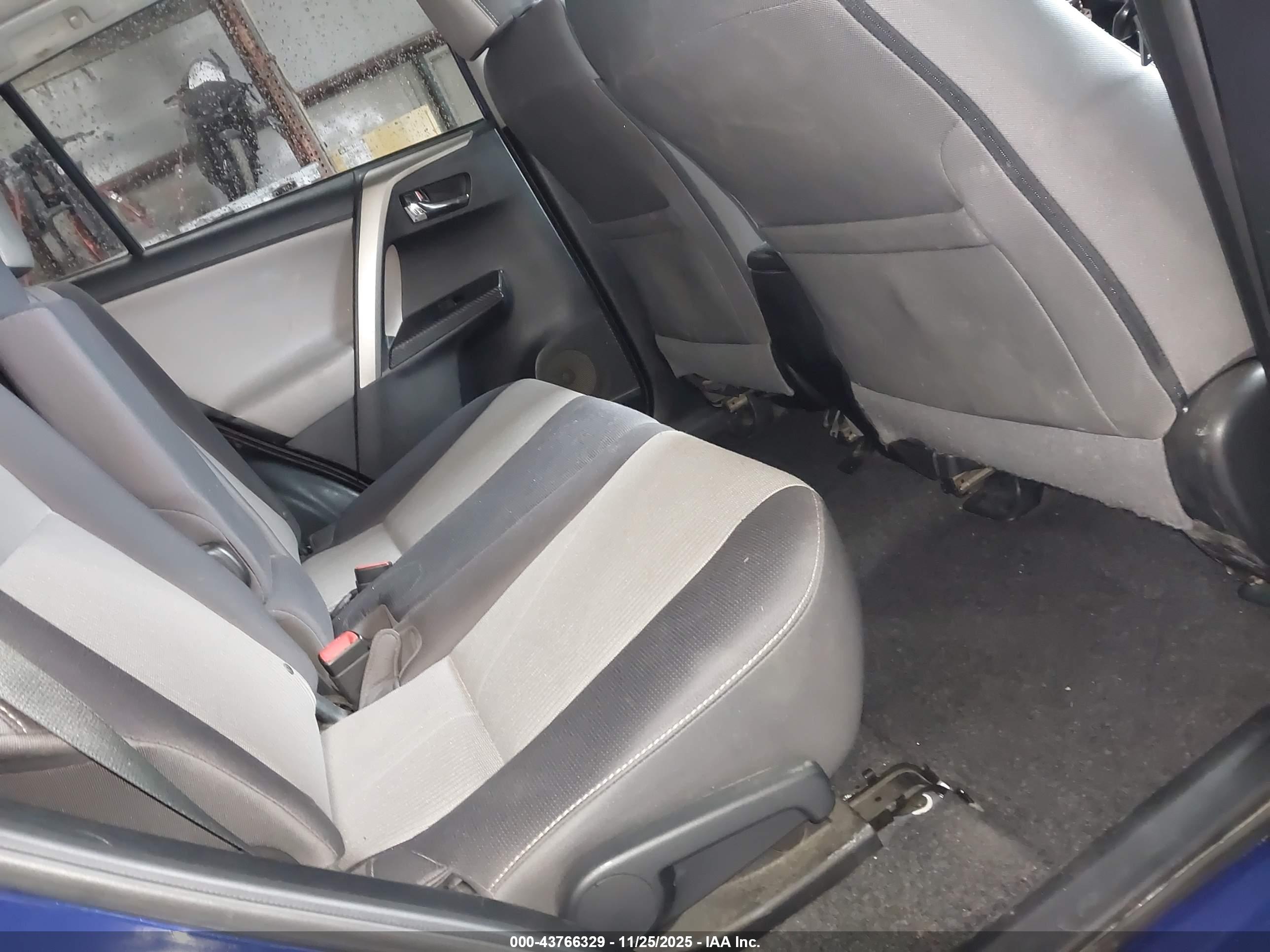 TOYOTA RAV4 image 8