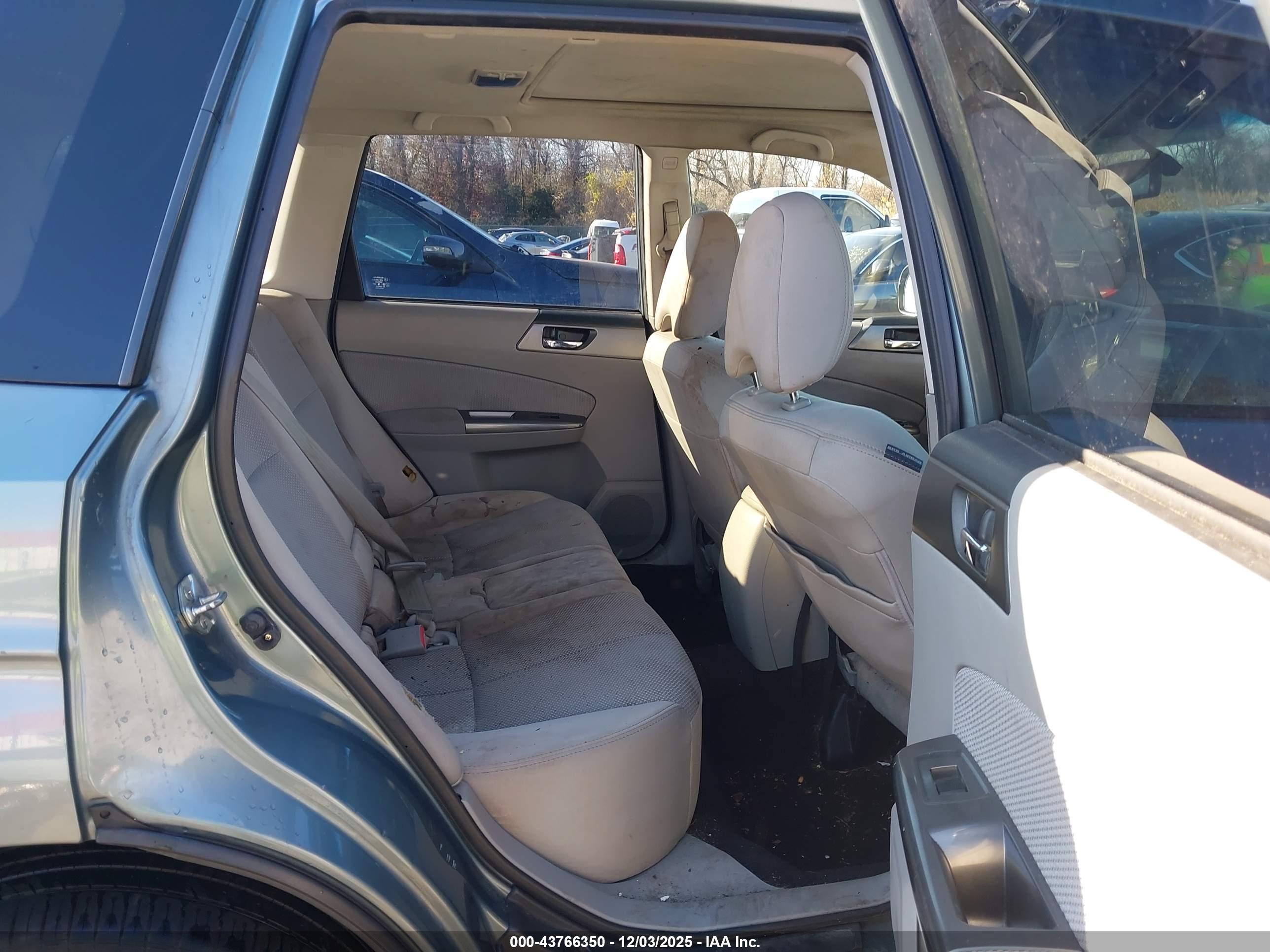 SUBARU FORESTER image 8