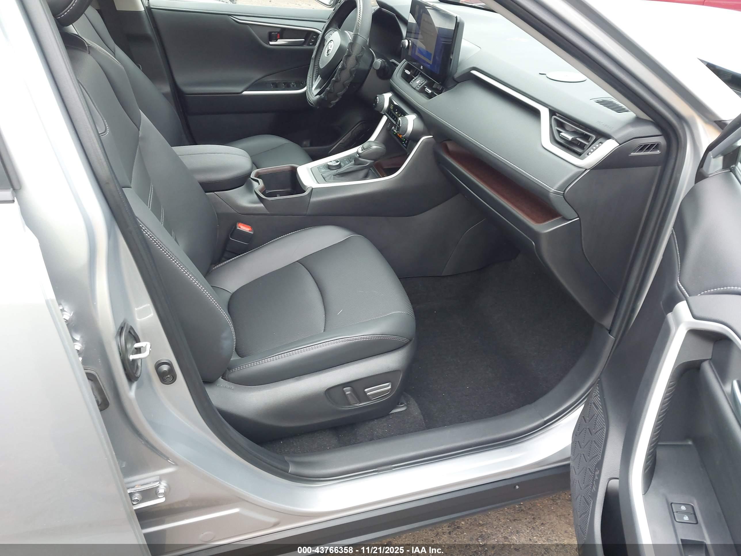 TOYOTA RAV4 image 5