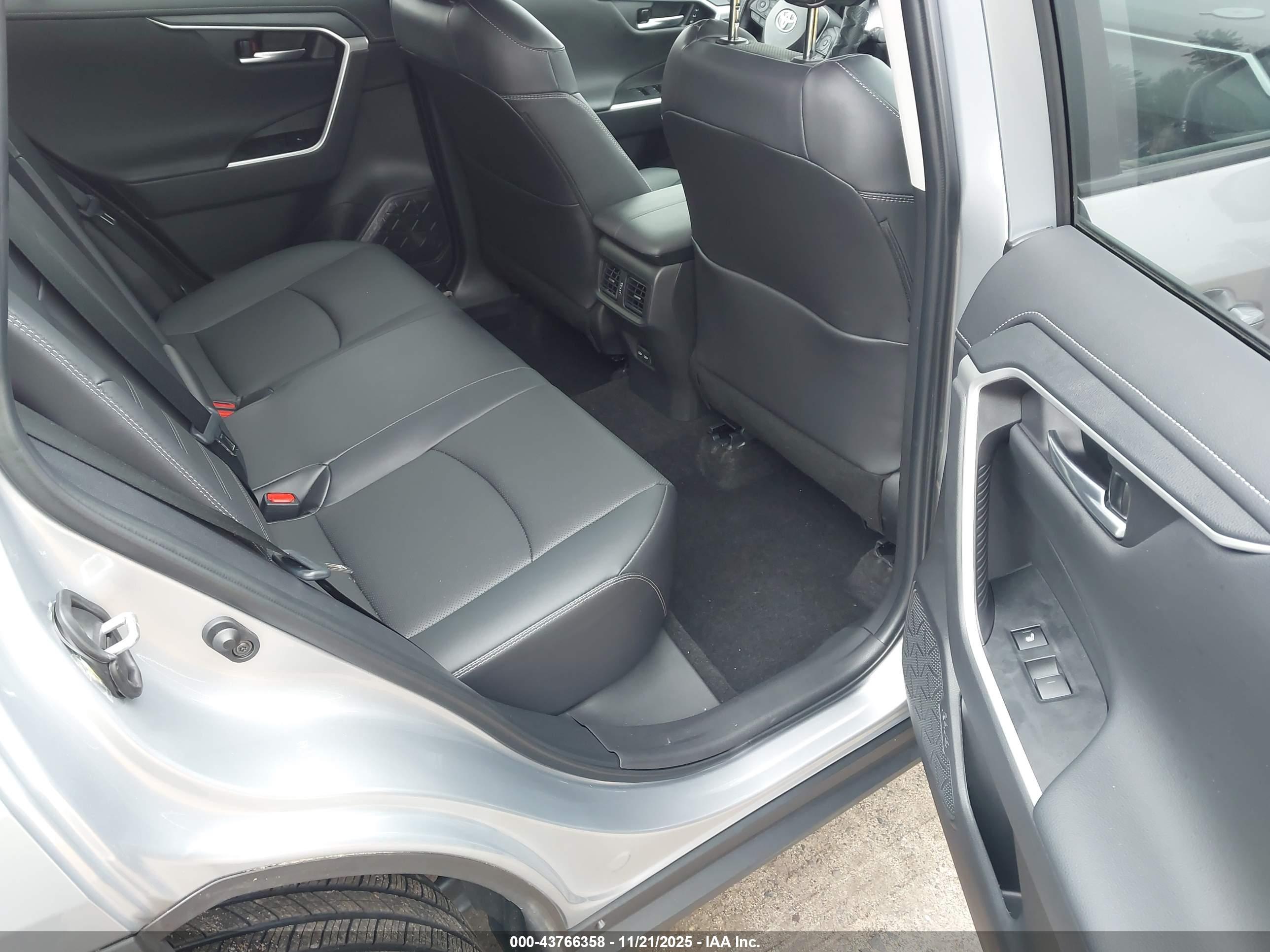 TOYOTA RAV4 image 8