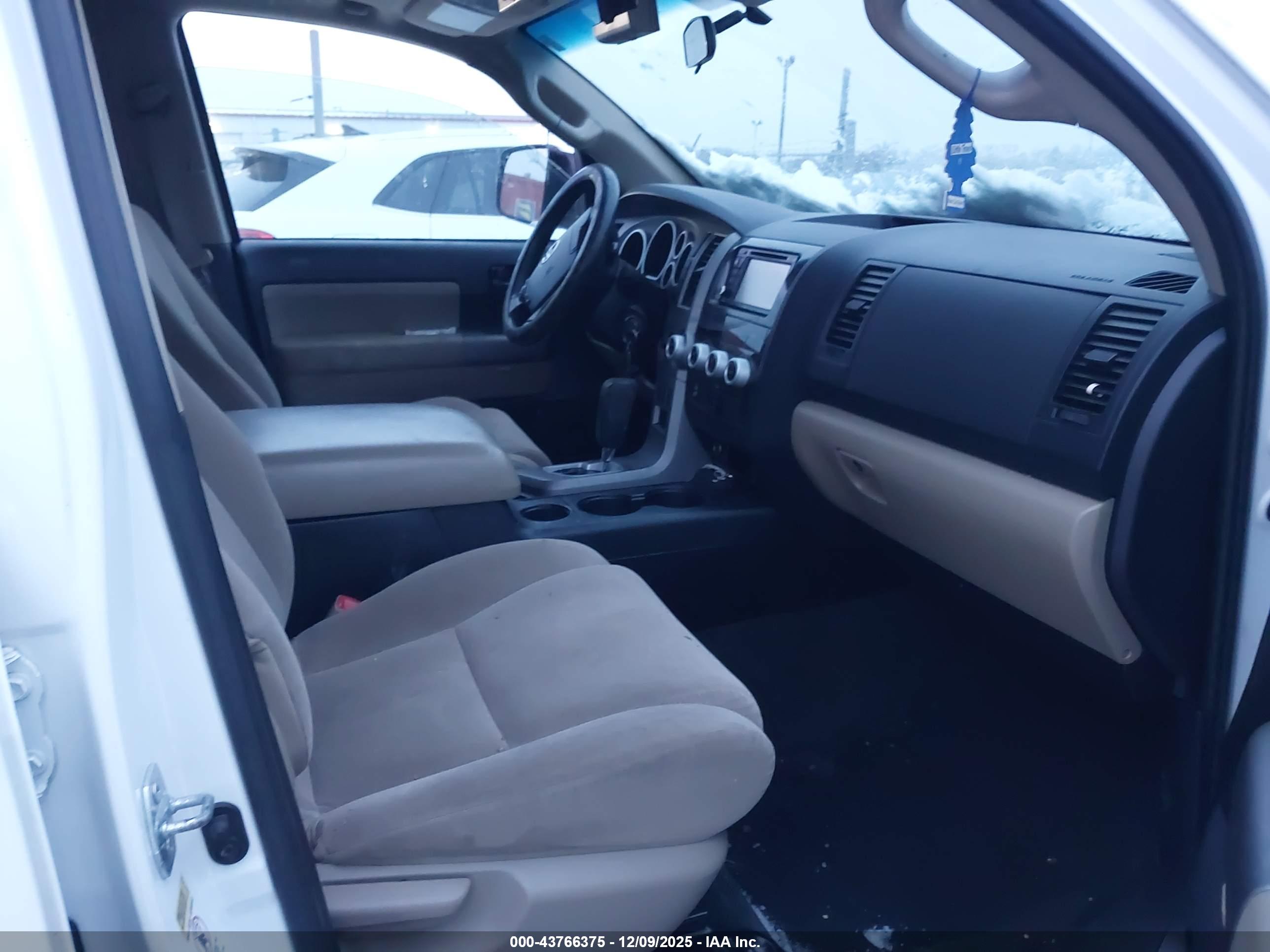 TOYOTA SEQUOIA image 5
