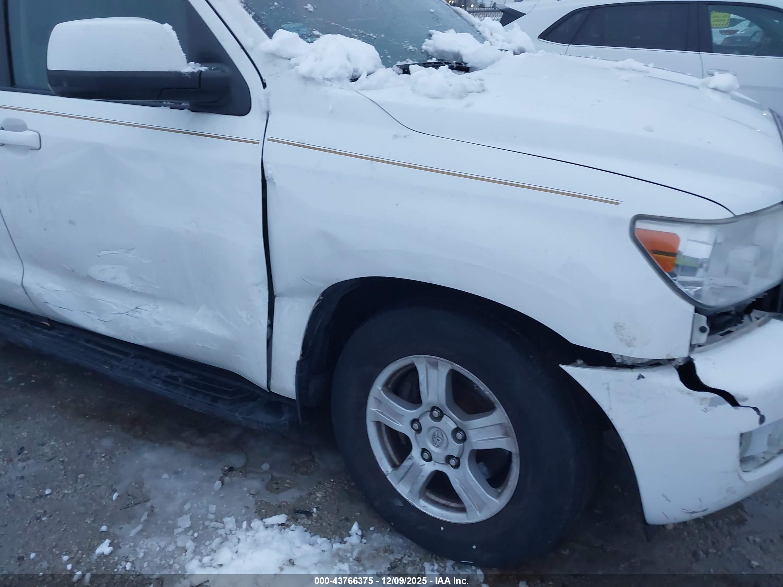 TOYOTA SEQUOIA image 6