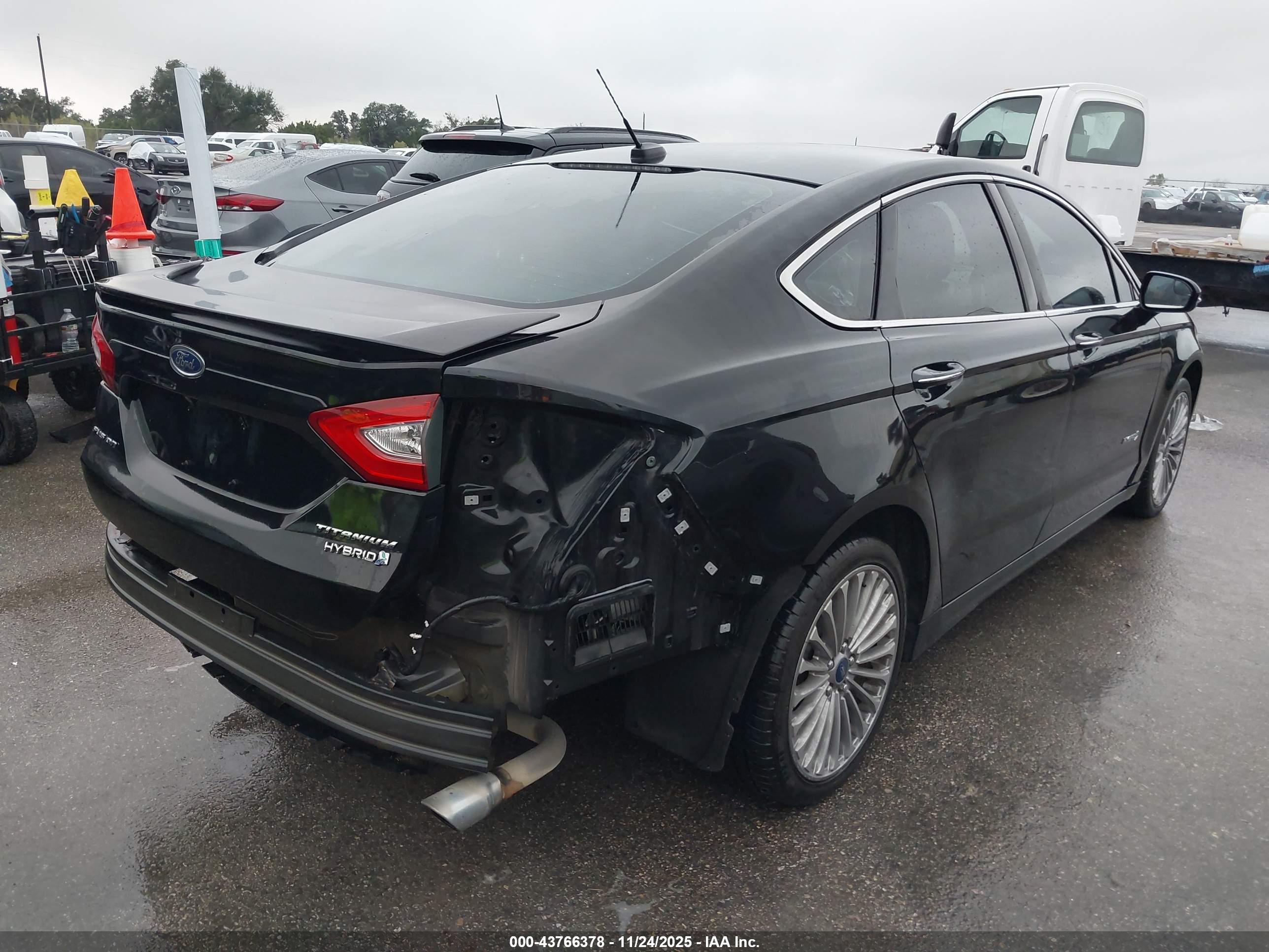 FORD FUSION image 4