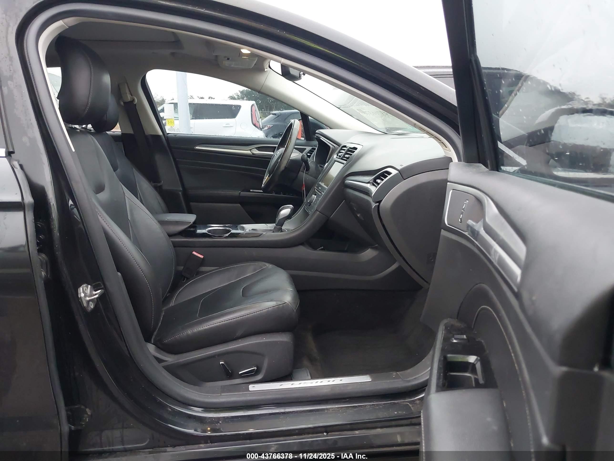 FORD FUSION image 5