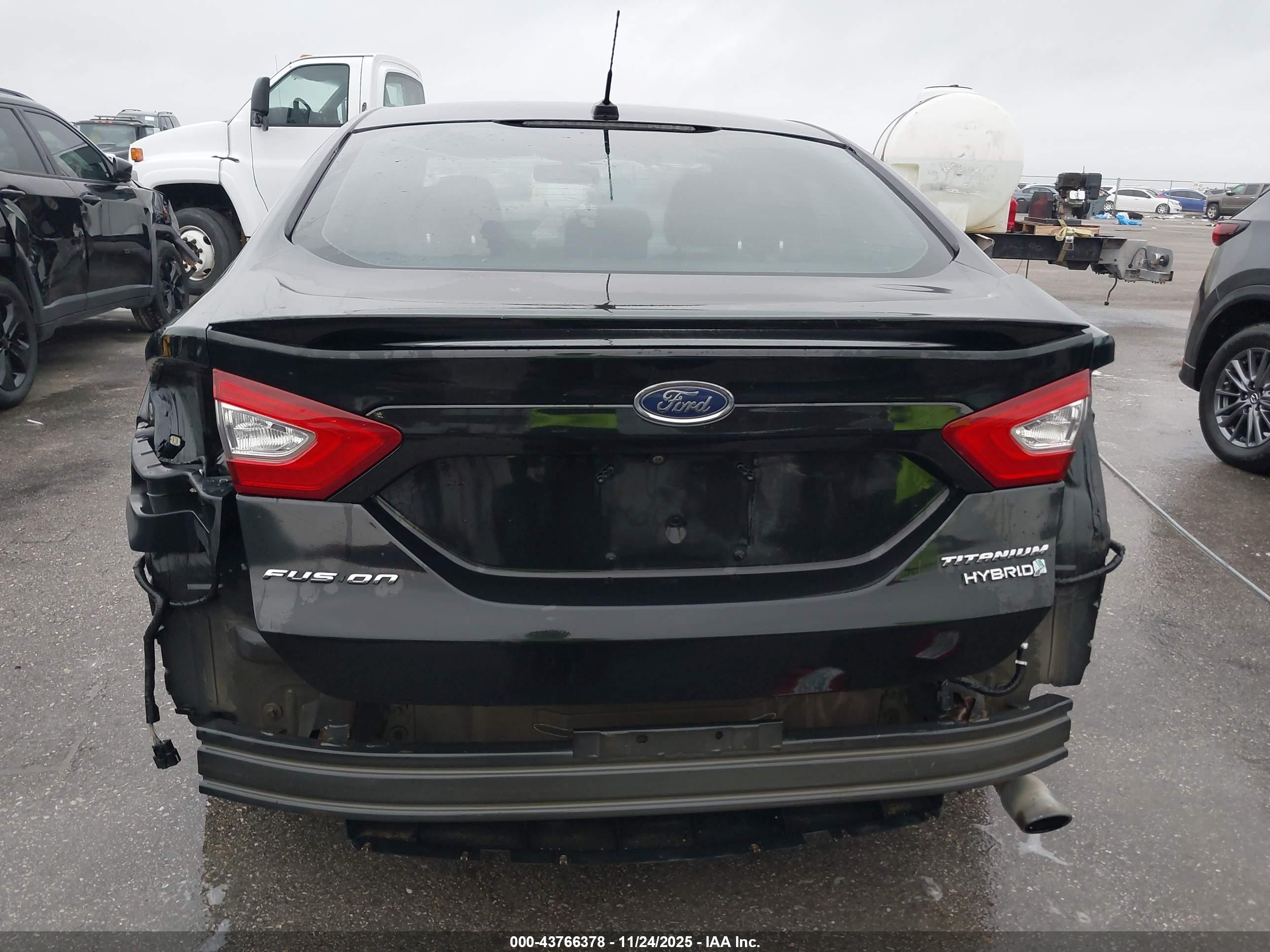 FORD FUSION image 6