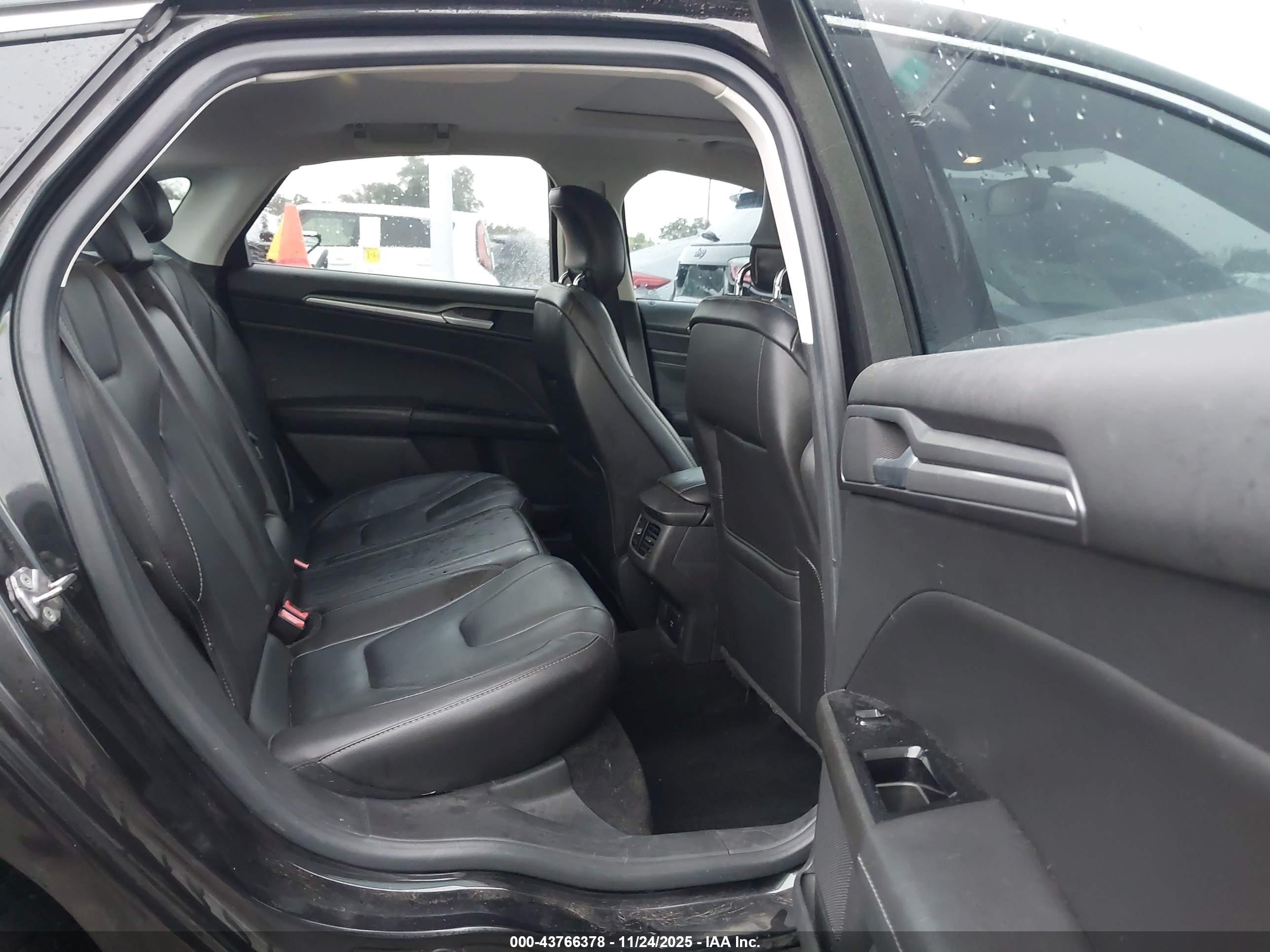 FORD FUSION image 8