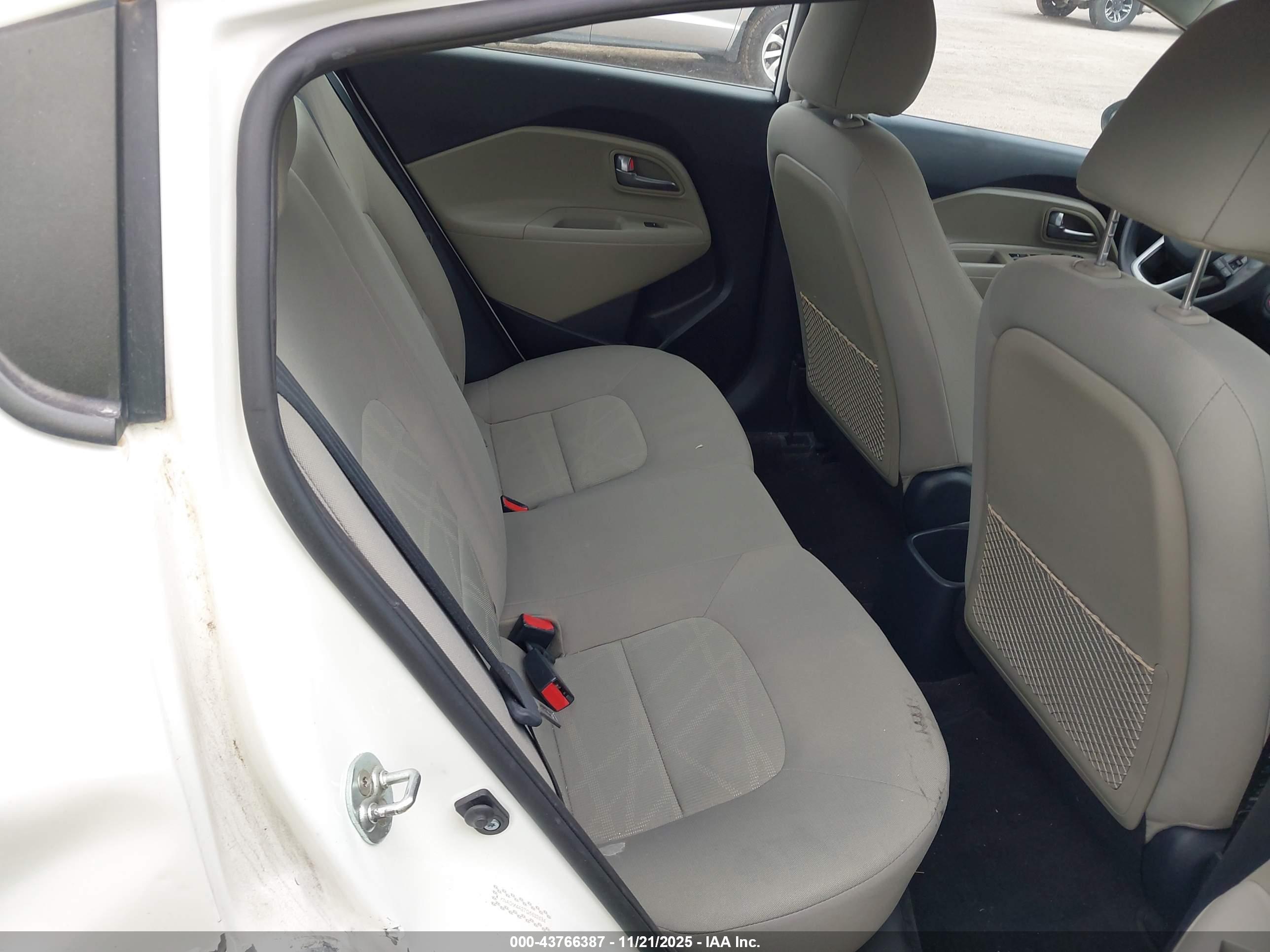 KIA RIO image 8