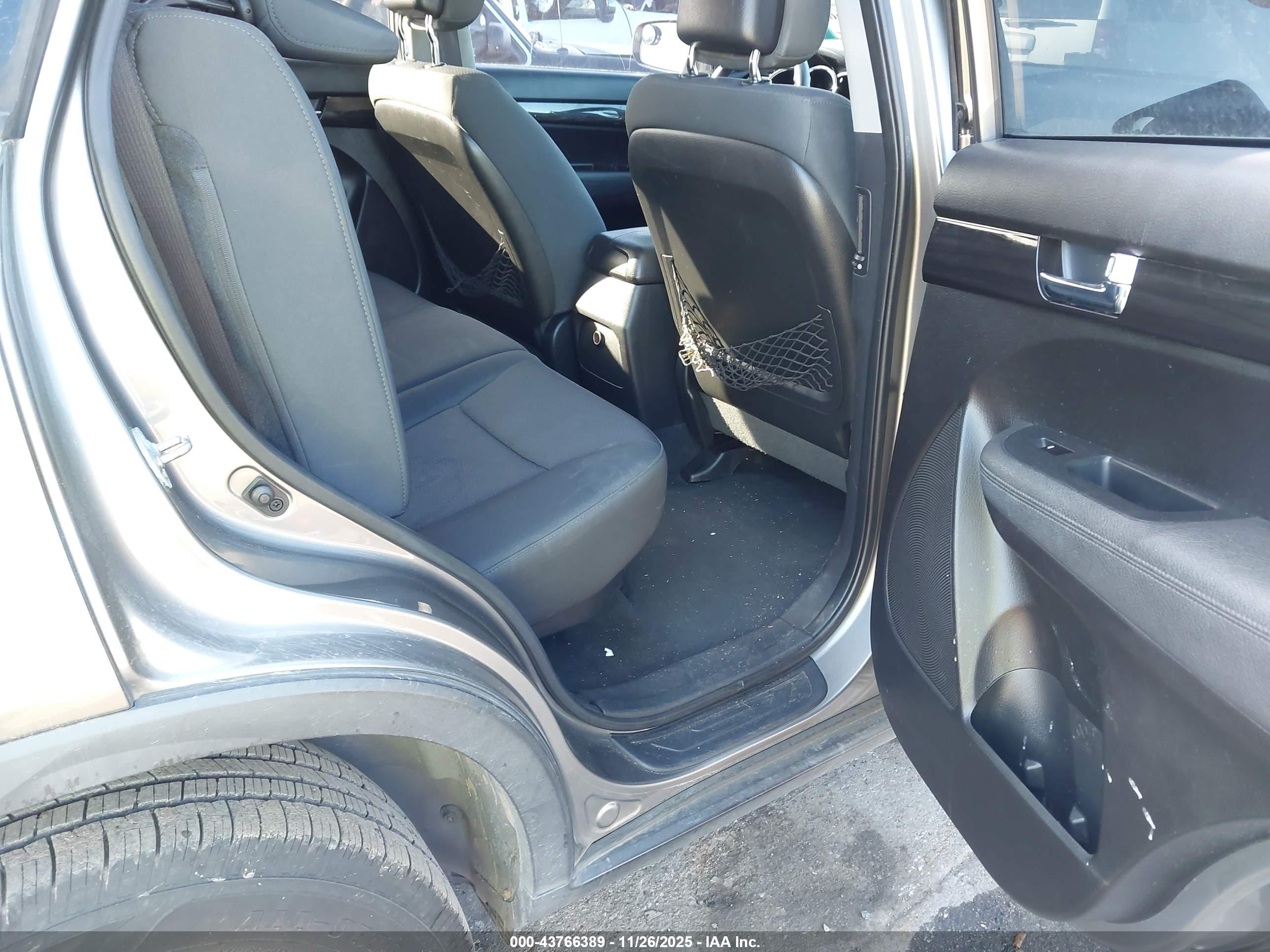 KIA SORENTO image 8
