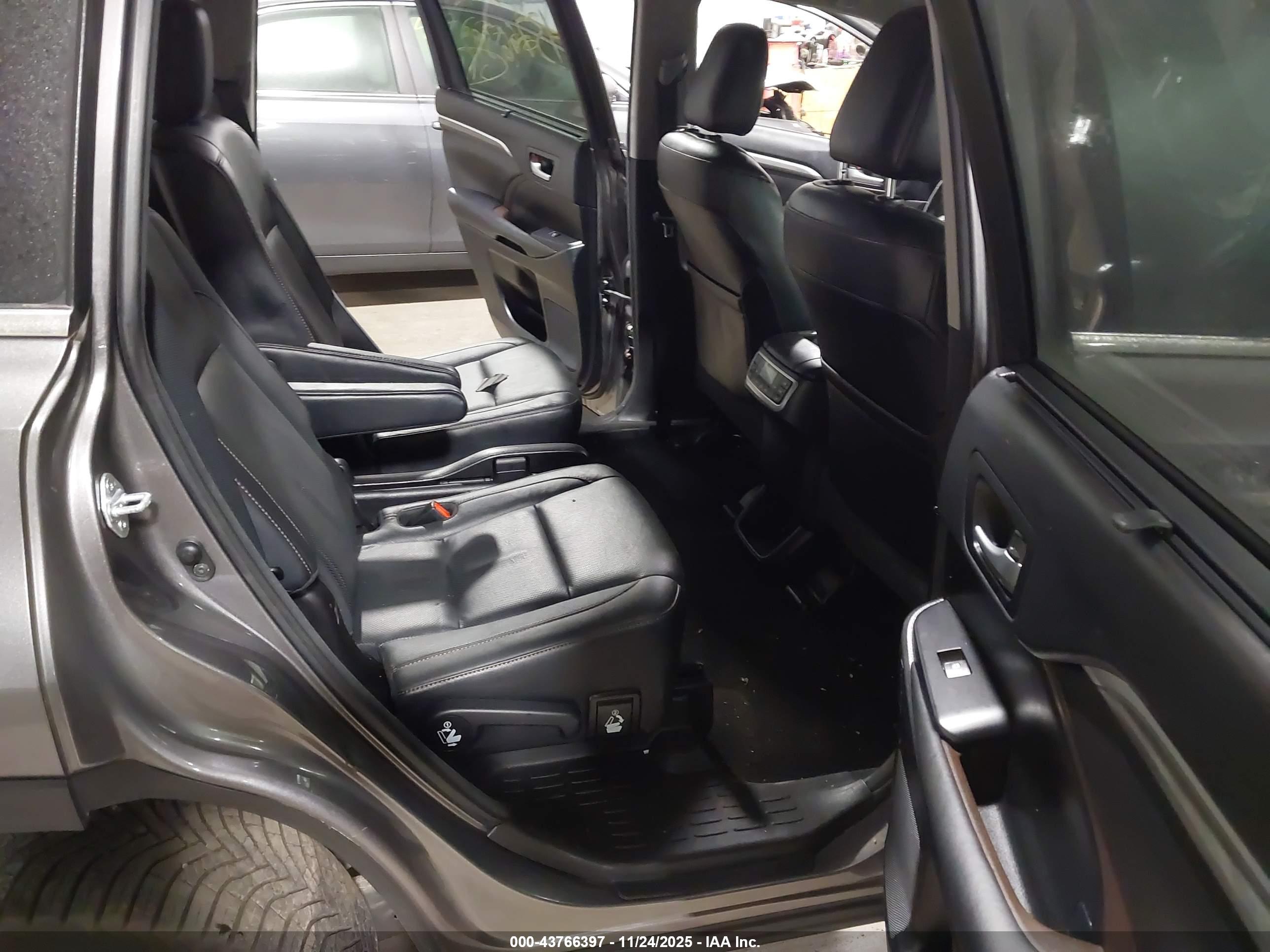 TOYOTA HIGHLANDER image 8
