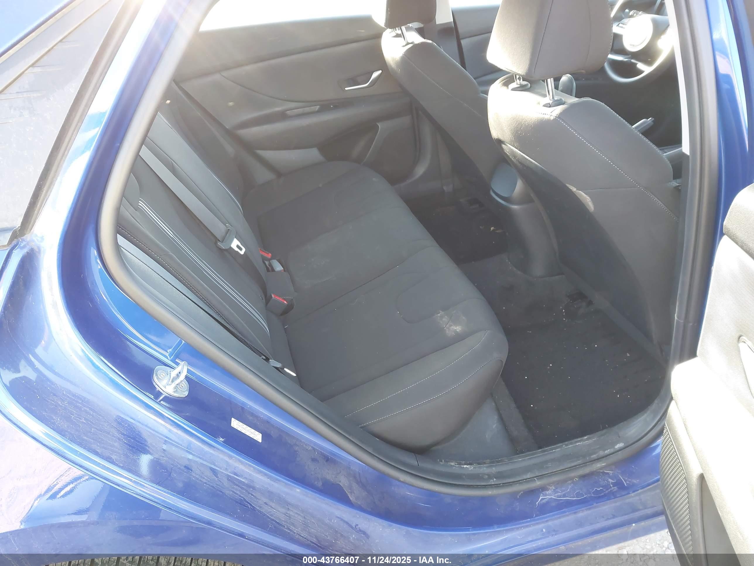 HYUNDAI ELANTRA image 8
