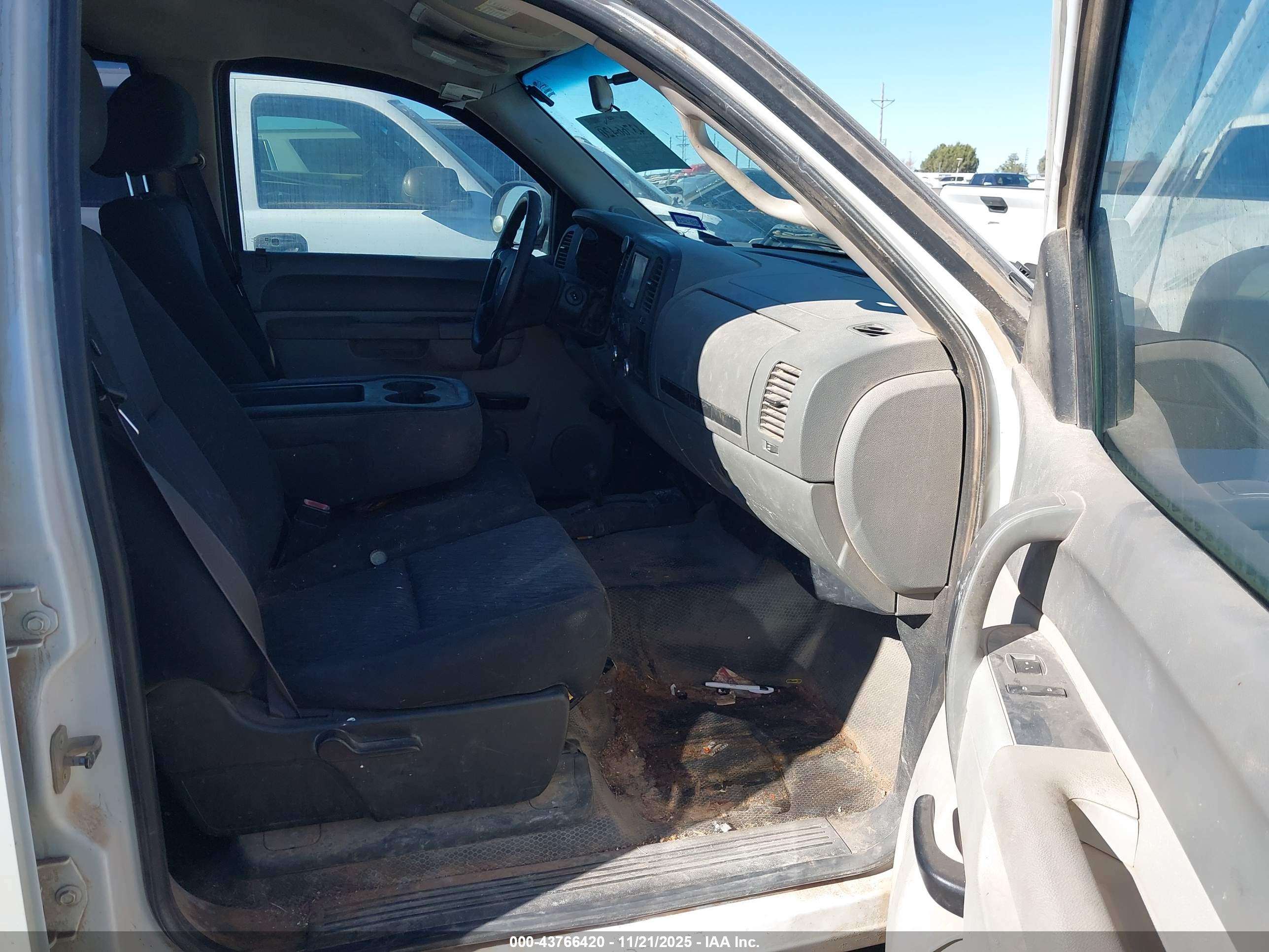 CHEVROLET SILVERADO image 5