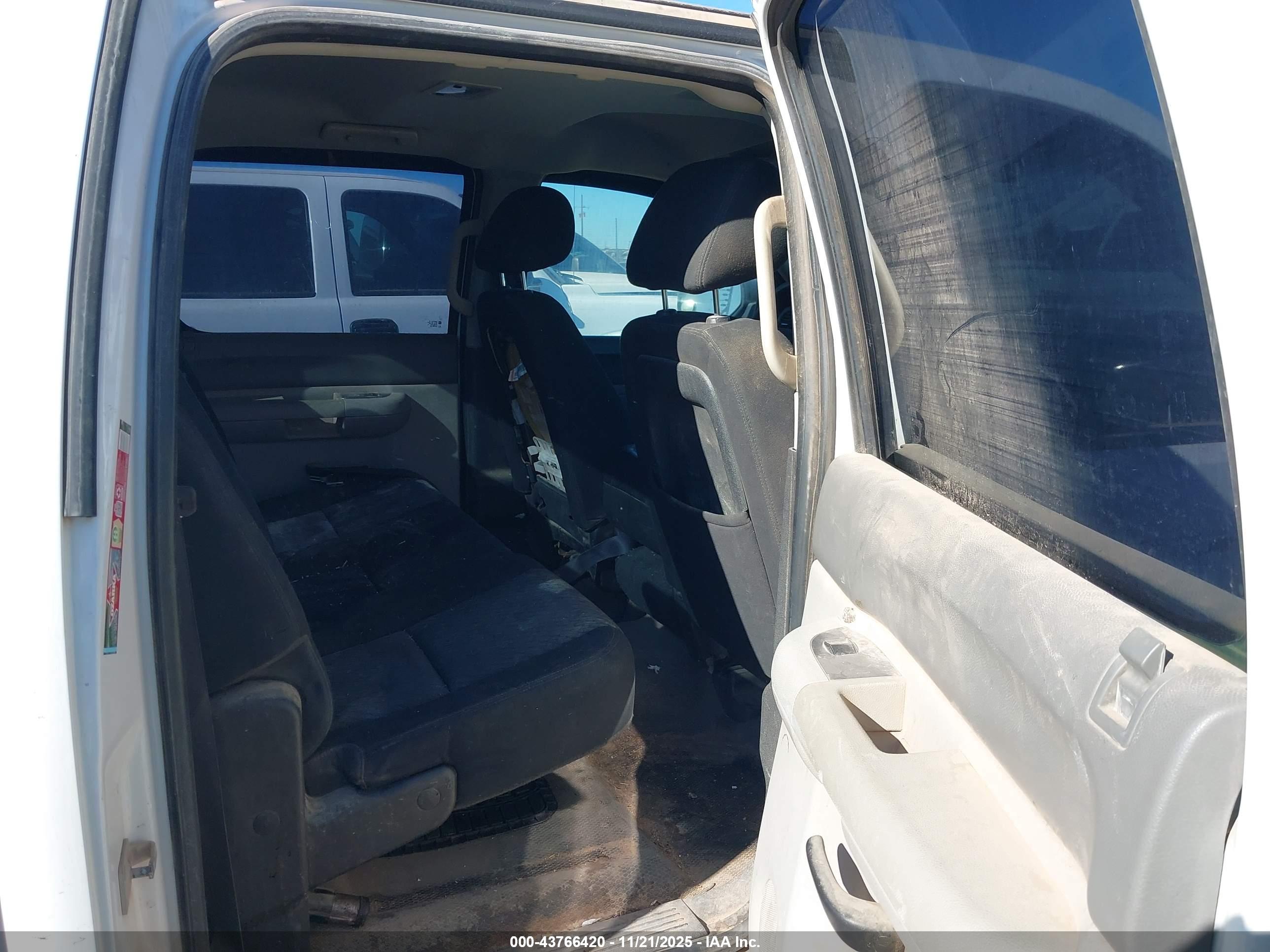 CHEVROLET SILVERADO image 8