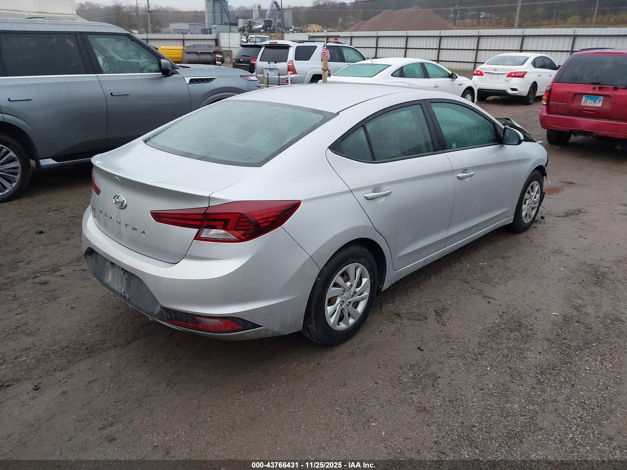 HYUNDAI ELANTRA image 4