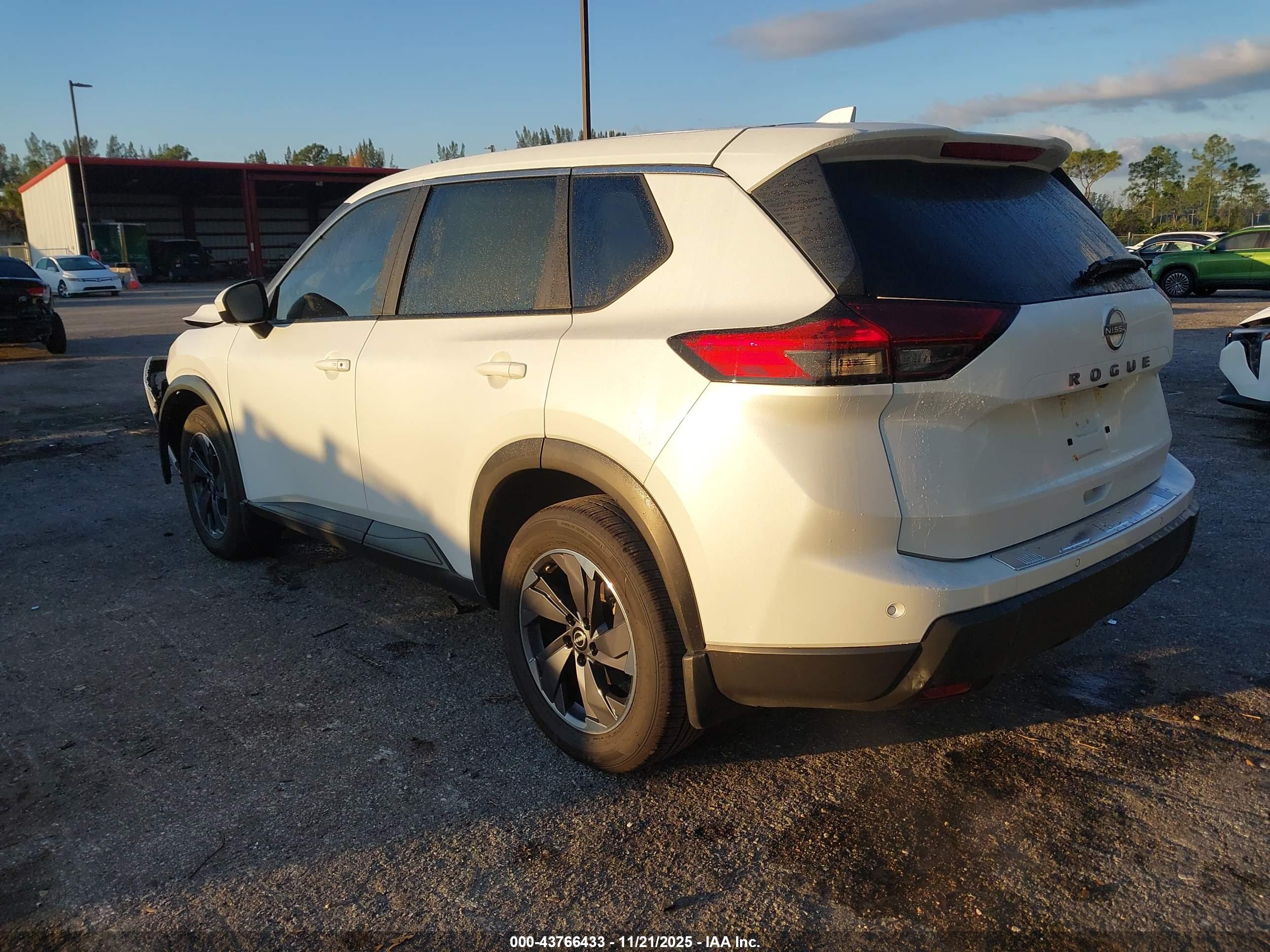 NISSAN ROGUE image 3