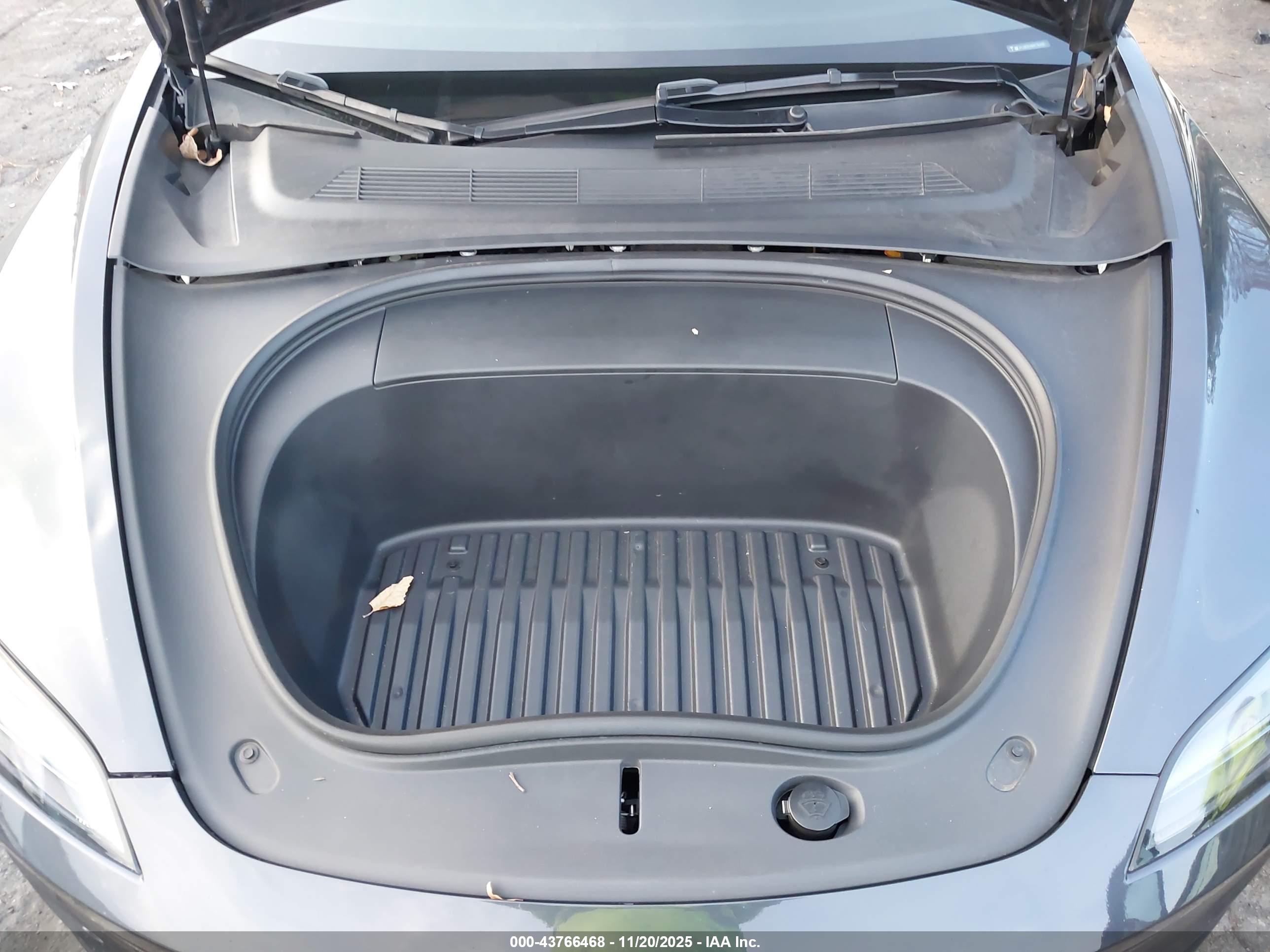 TESLA MODEL image 10