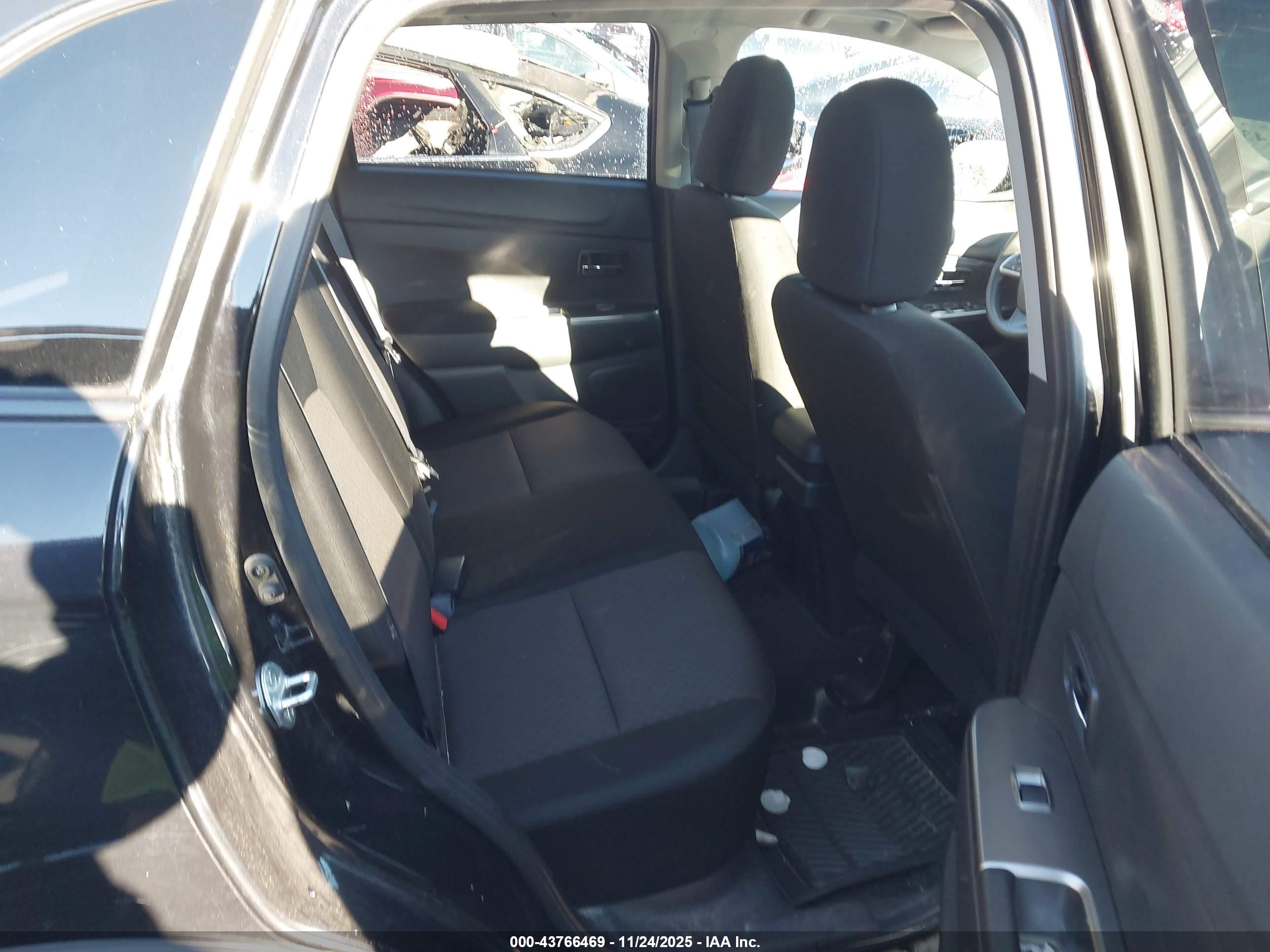 MITSUBISHI OUTLANDER image 8