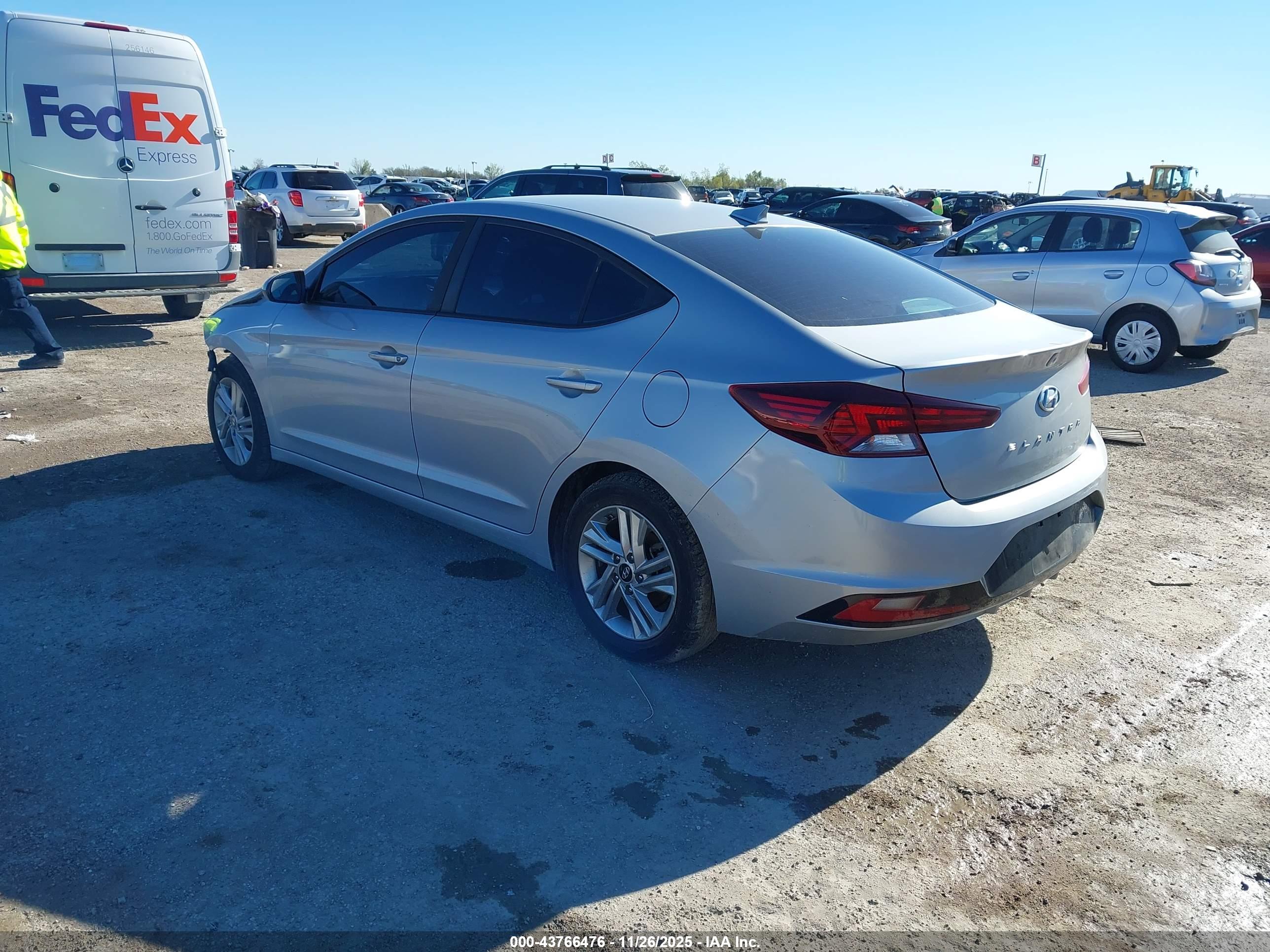 HYUNDAI ELANTRA image 3