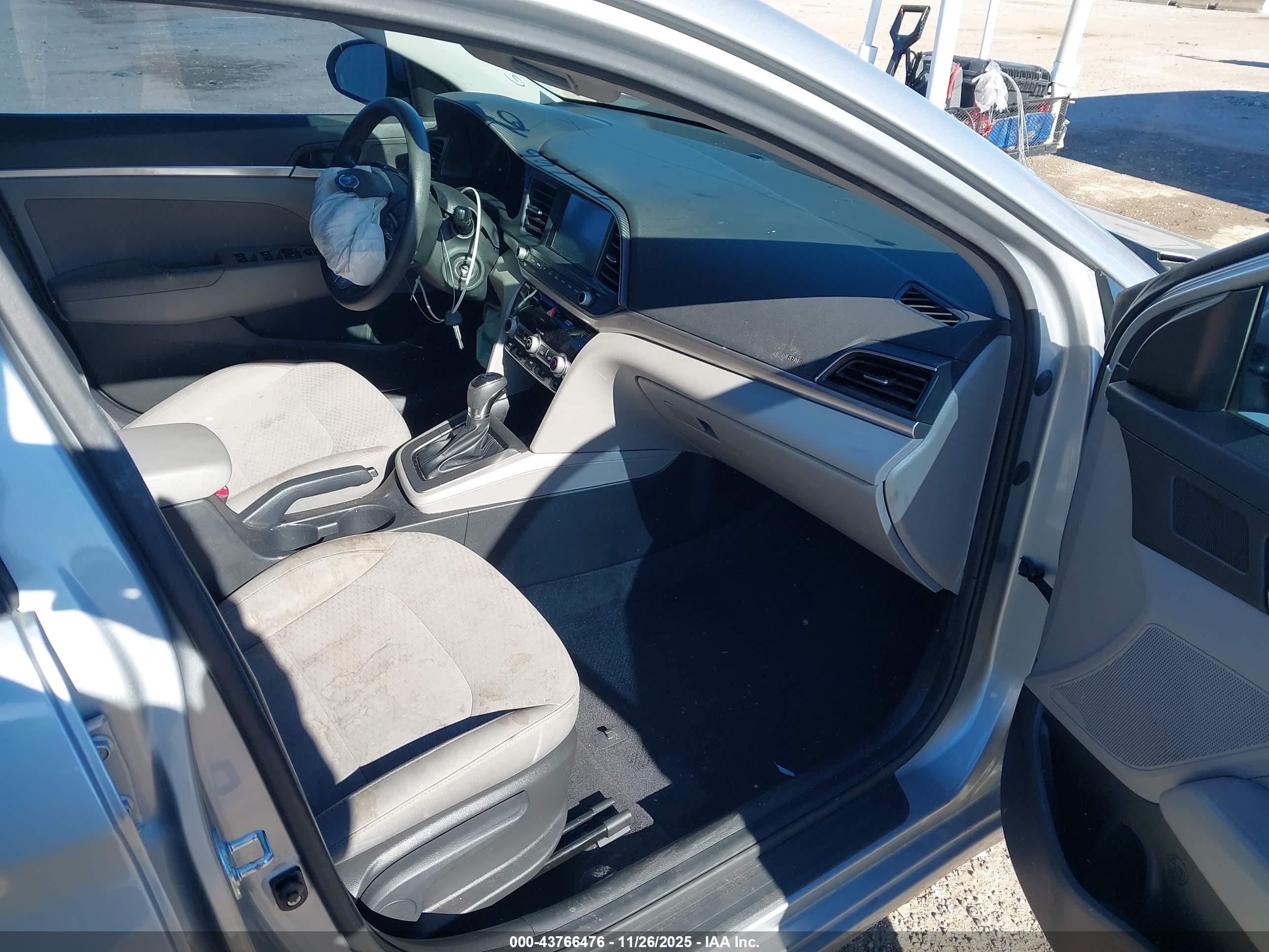 HYUNDAI ELANTRA image 5