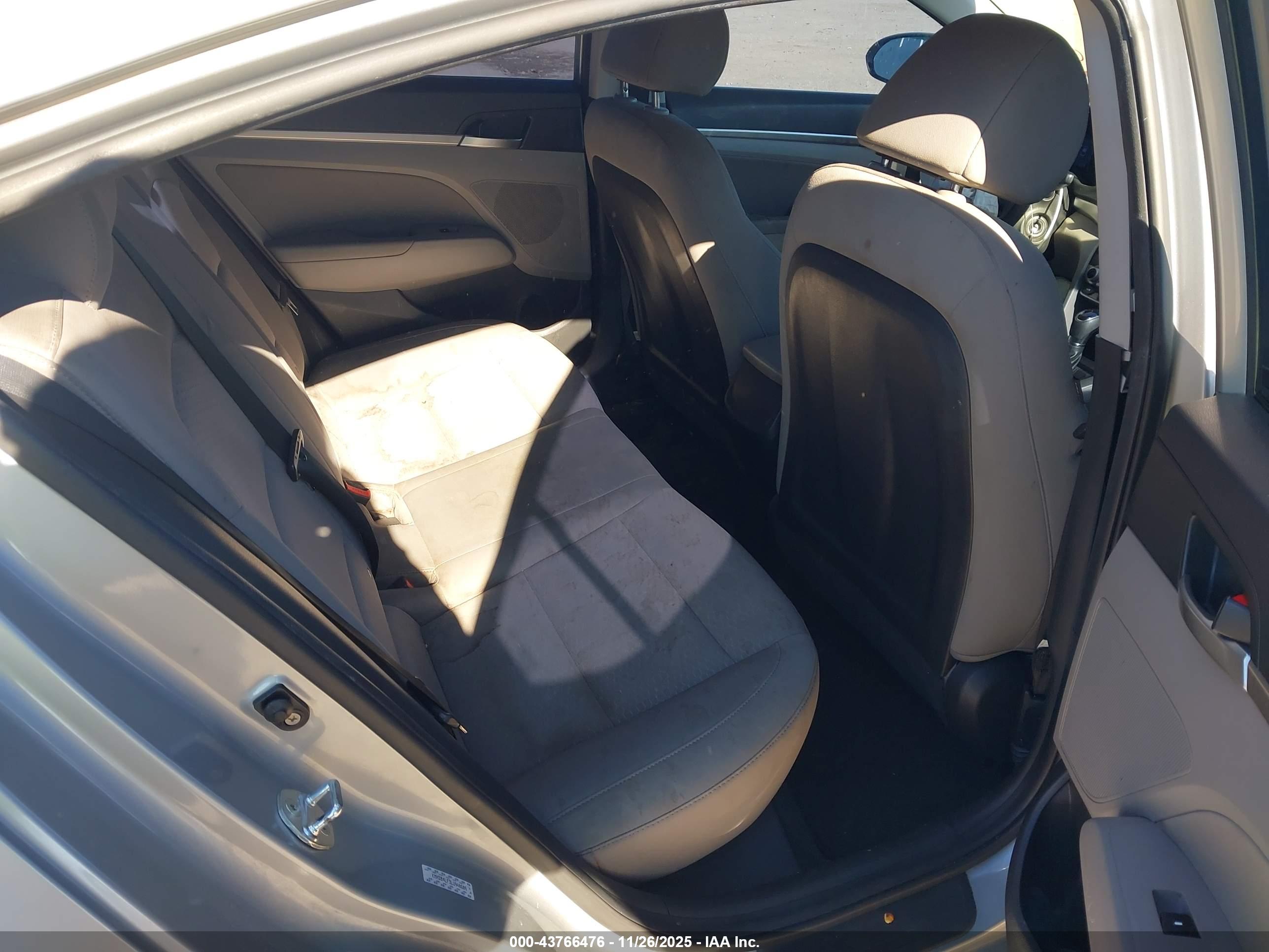HYUNDAI ELANTRA image 8